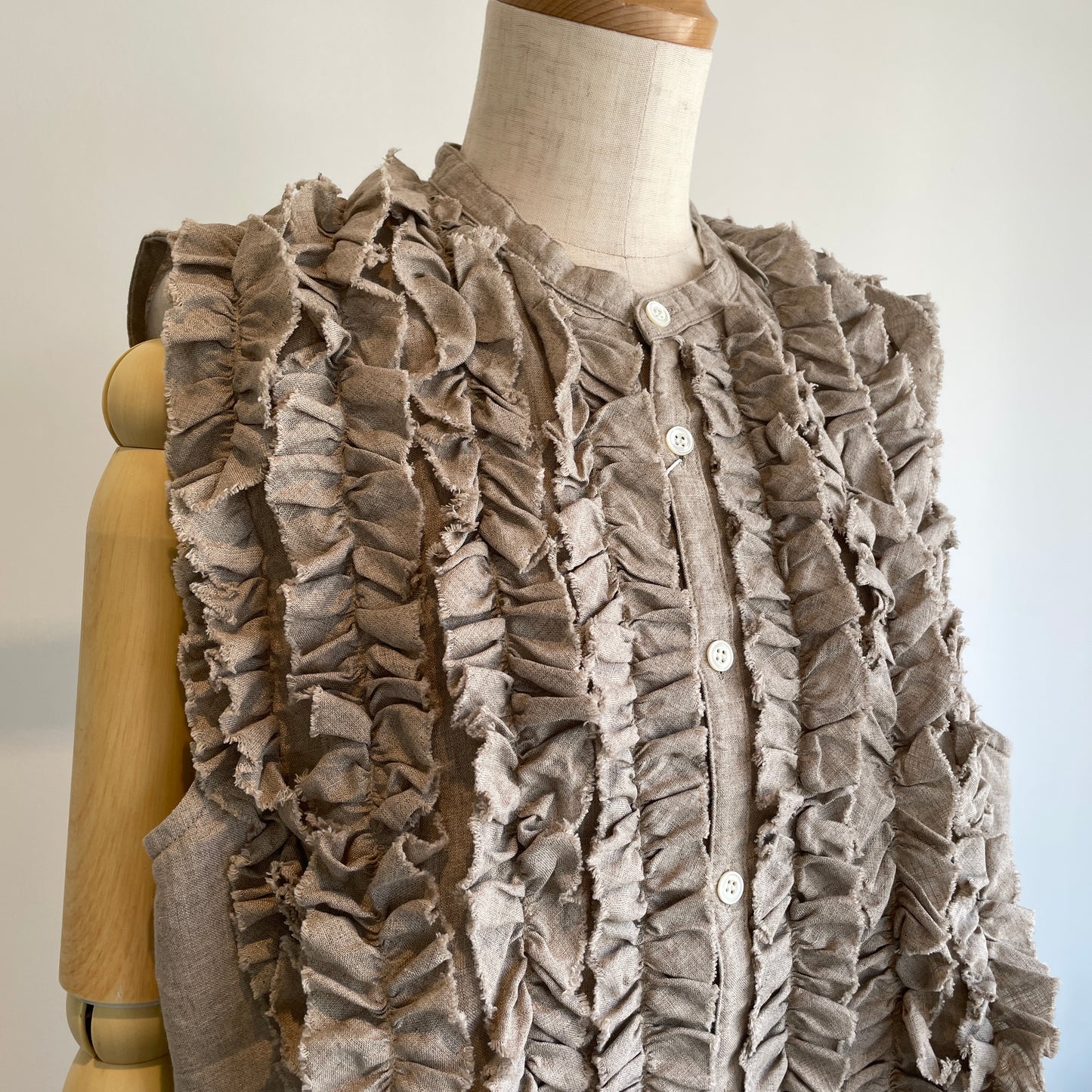 universaltissu//フレンチリネンスリーブレスフリルBL
UT261BL005