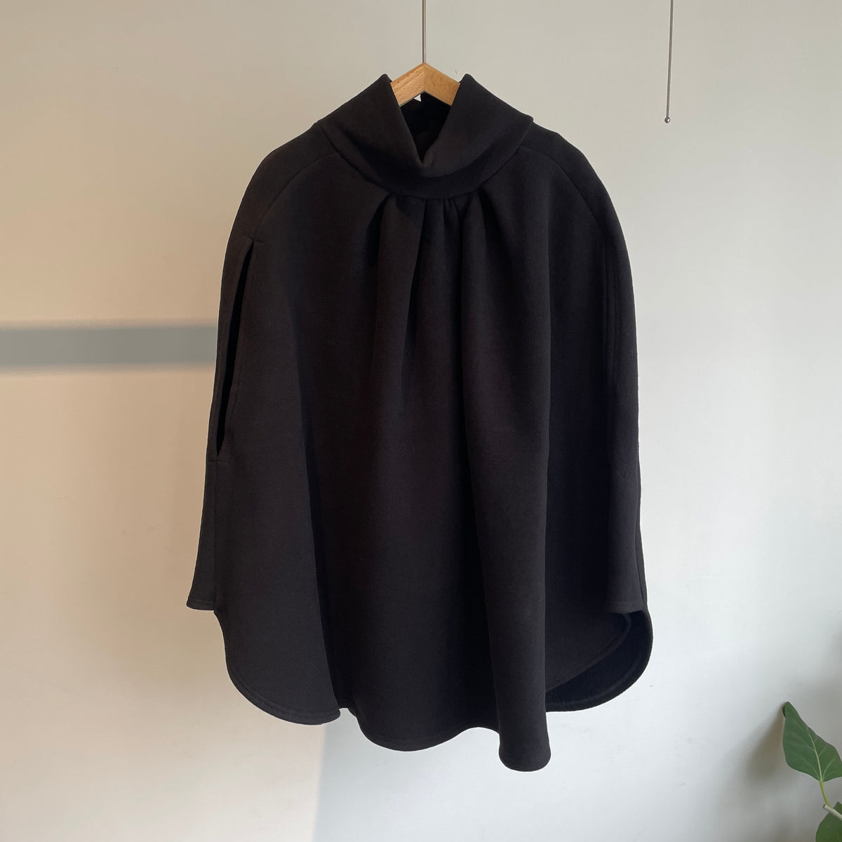 SI HIRAI//SWEATPONCHO  CHAW26-8006