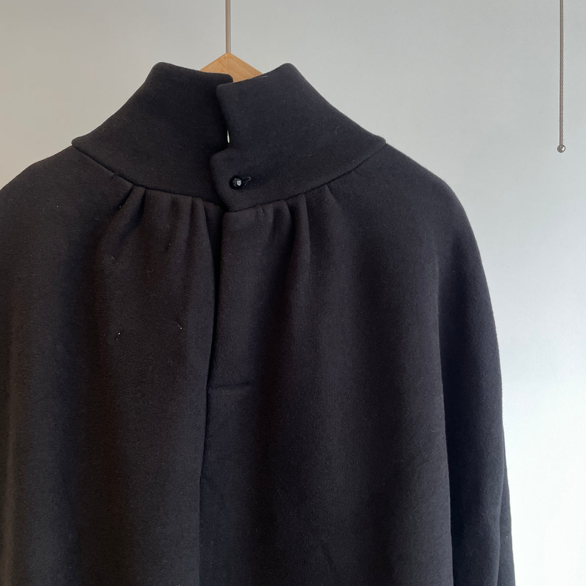 SI HIRAI//SWEATPONCHO  CHAW26-8006