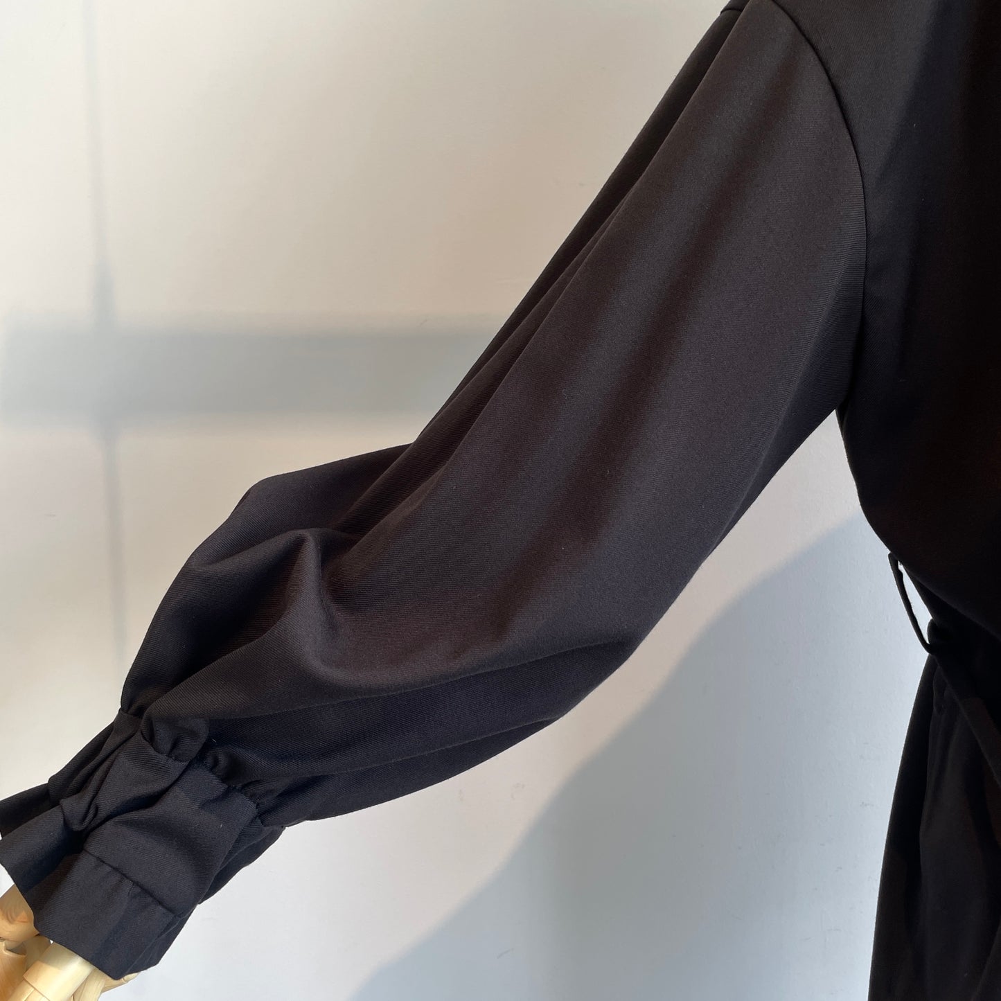SI-HIRAI //MICRO STRETCH GABA RUBBER CUFF DRESS CHAW24-5018