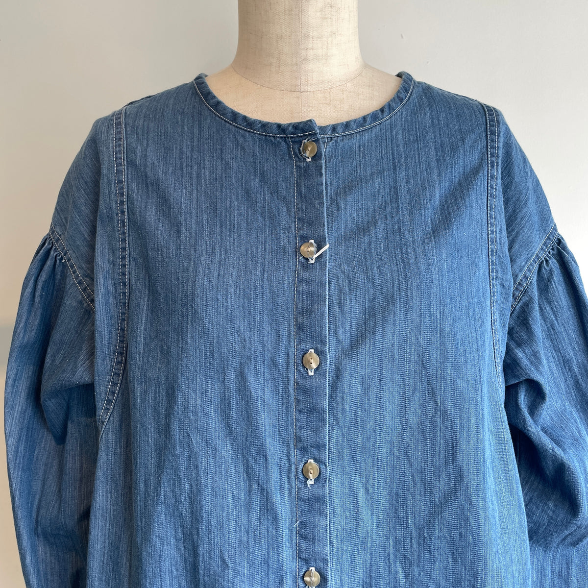 yuni//Cotton denim gathered sleeves ブラウス　1701BL010262