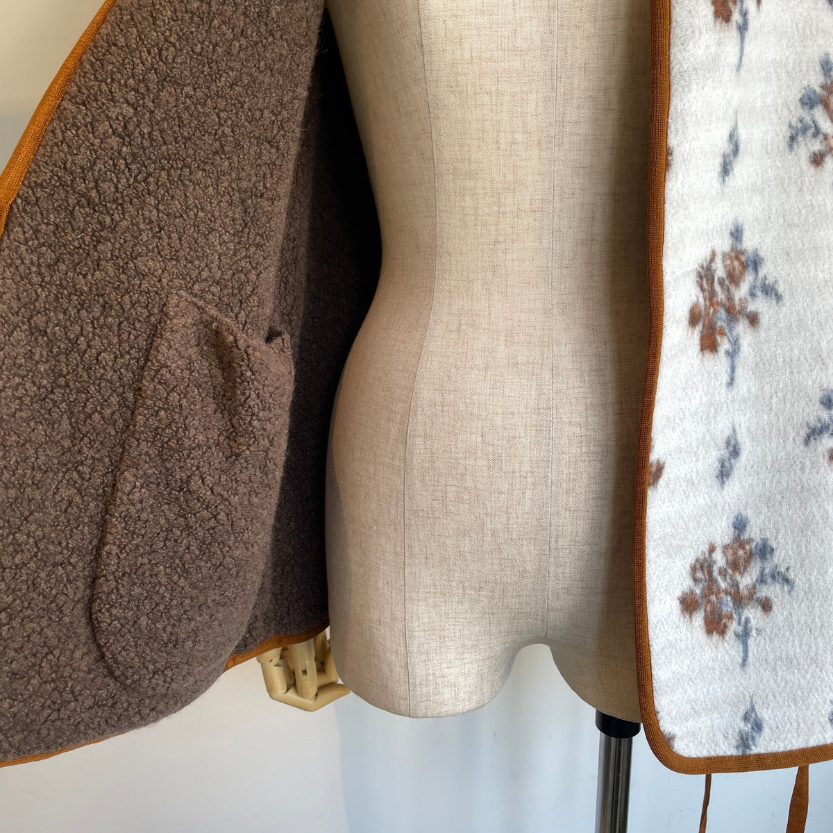 qiri//sarasa raised jacquard ベスト　6301BL006262