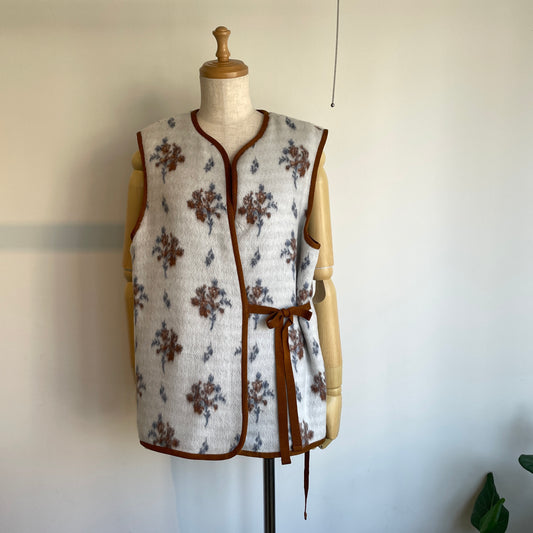 qiri//sarasa raised jacquard ベスト　6301BL006262