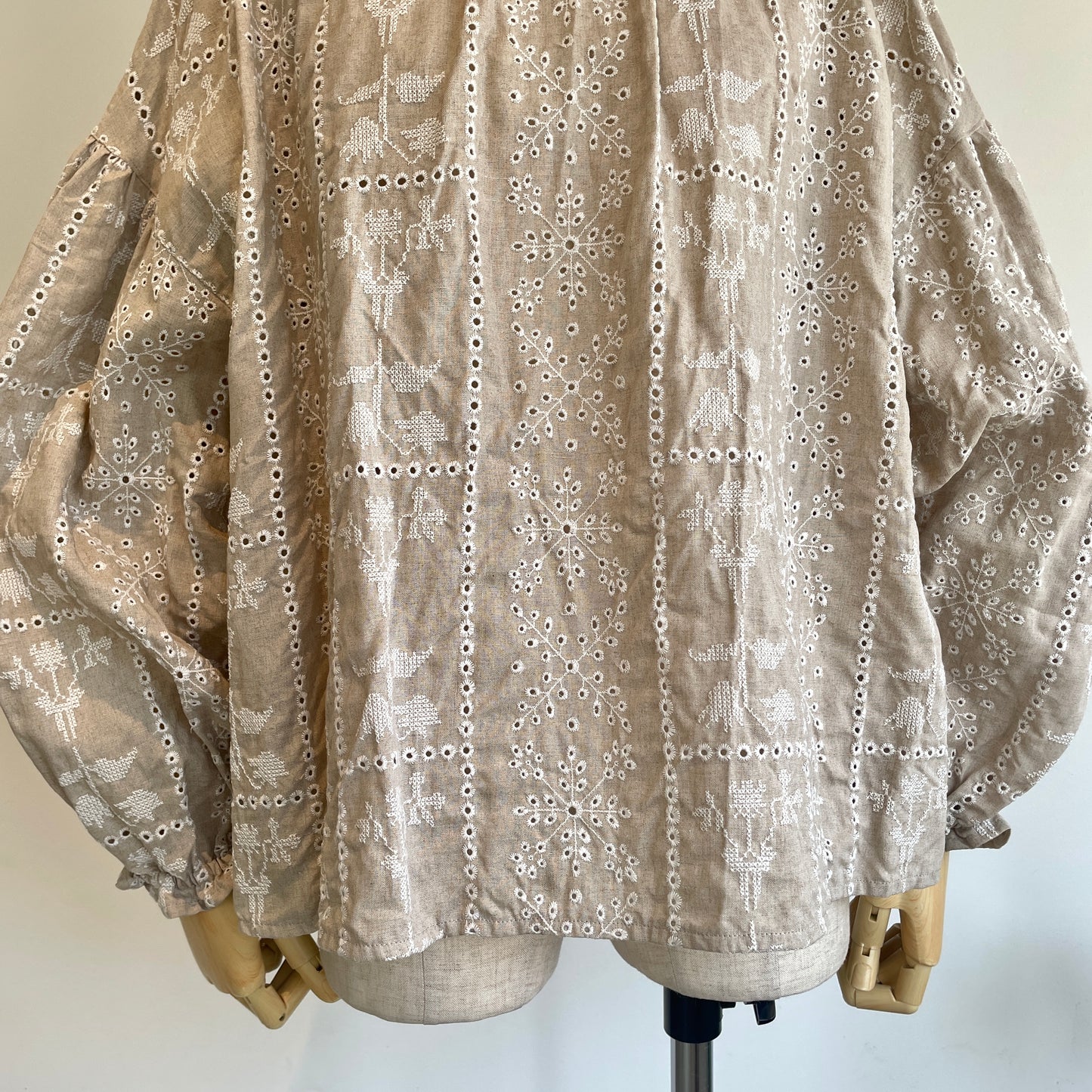 qiri//grow’ embroidery ギャザースリーブブラウス　6301BL005261