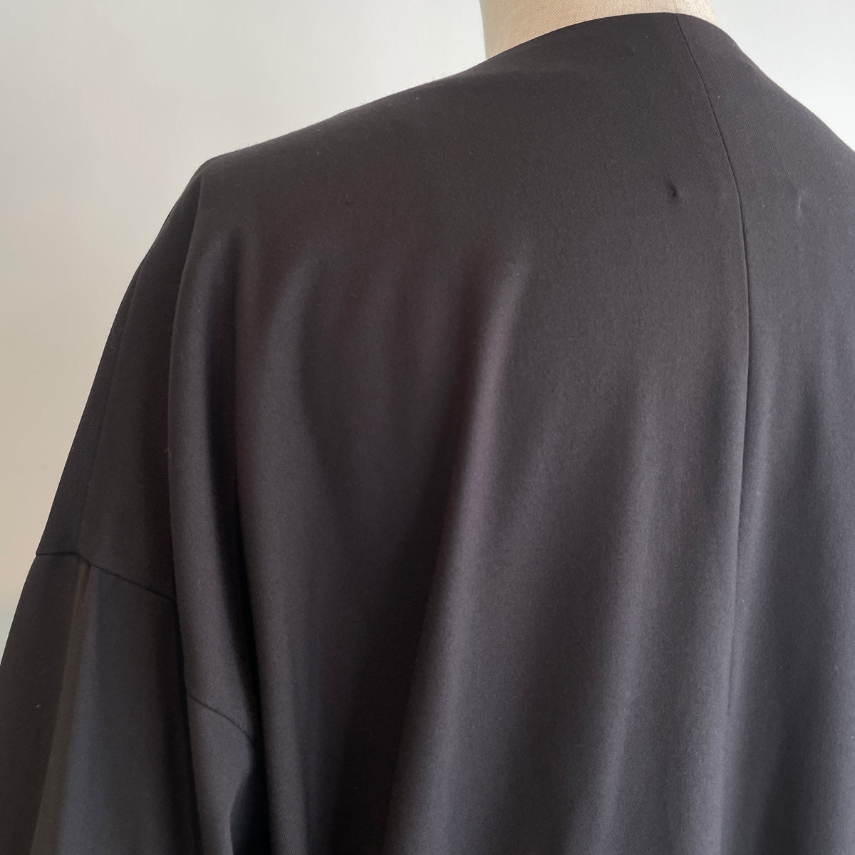 SI-HIRAI //MICRO STRETCH GABA RUBBER CUFF DRESS CHAW24-5018