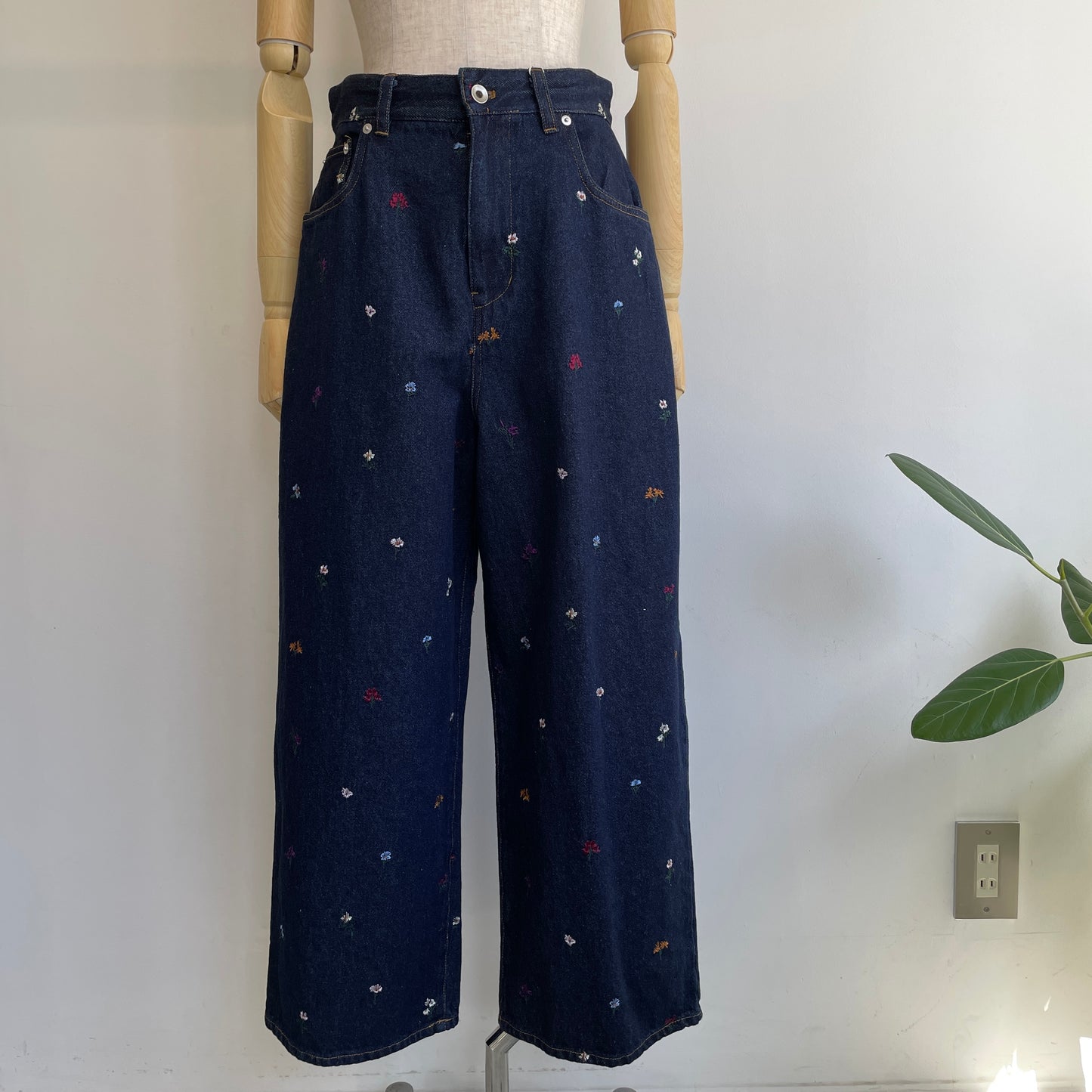 yuni// floral embloidely denim 5pkt back gum パンツ　1701PT006261