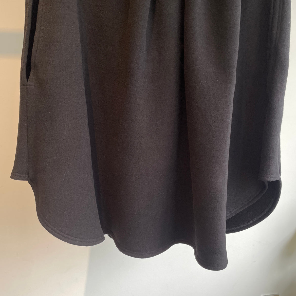 SI HIRAI//SWEATPONCHO  CHAW26-8006