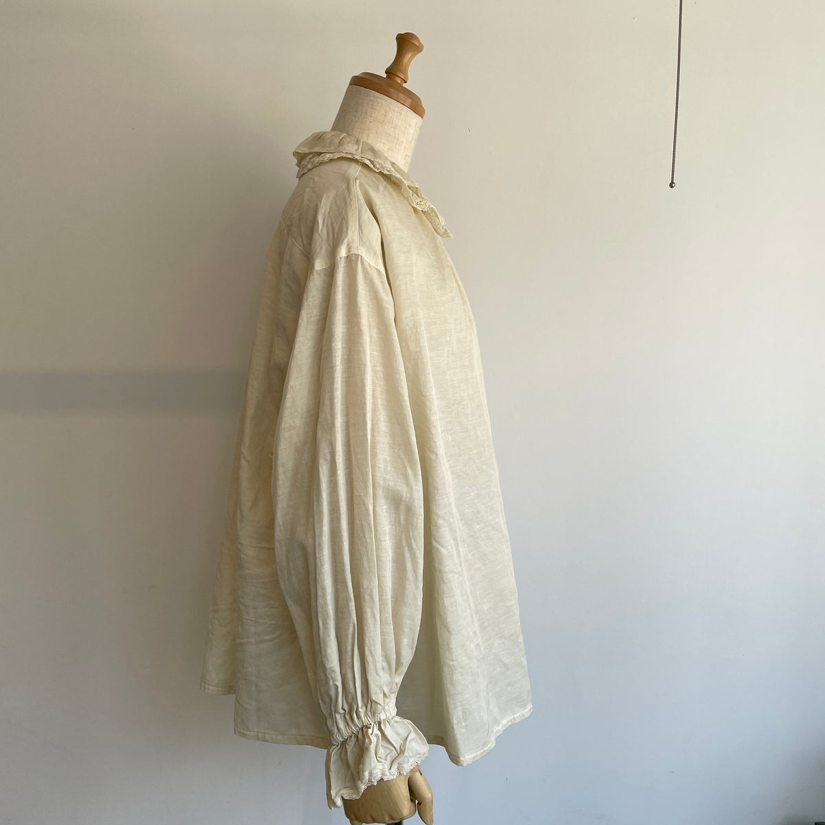 yuni//リサイクルコットンキュプラ ラッフルレースカラーブラウス 1701BL008262