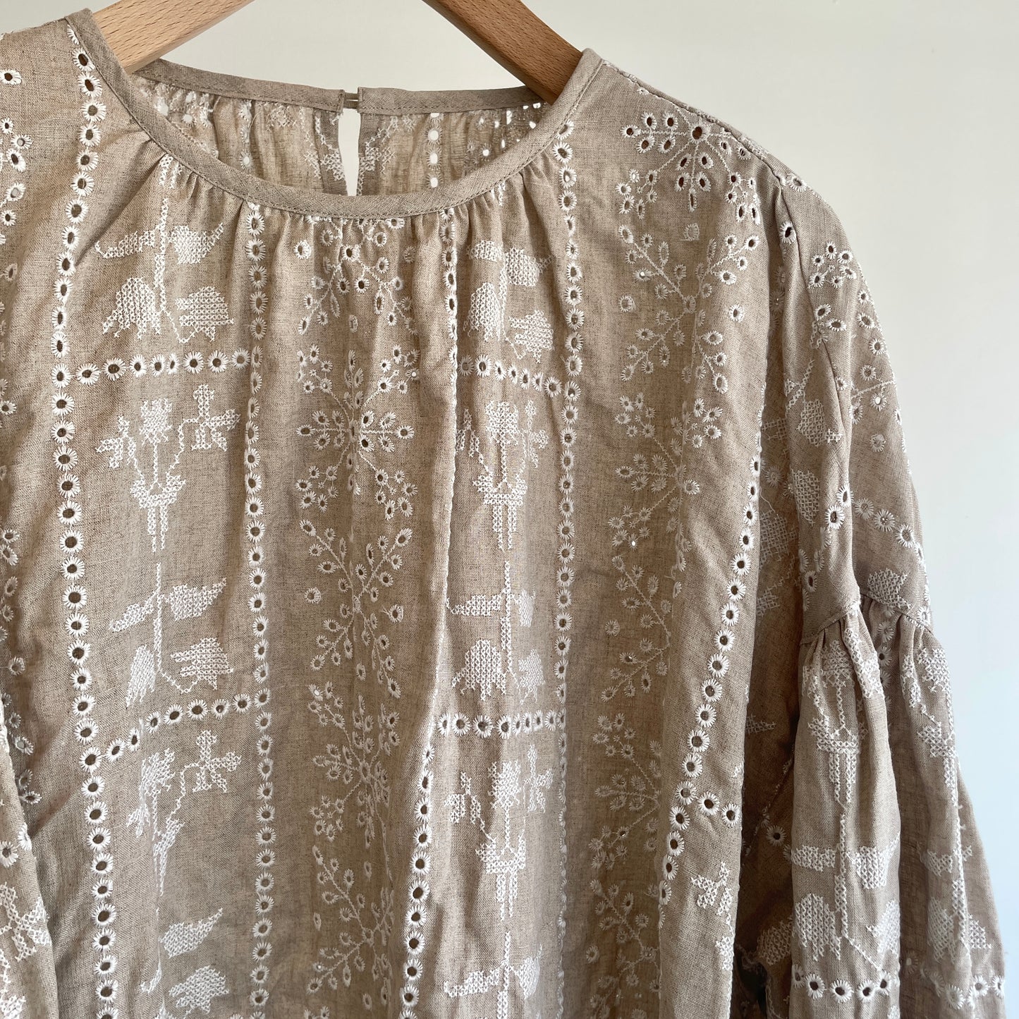 qiri//grow’ embroidery ギャザースリーブブラウス　6301BL005261