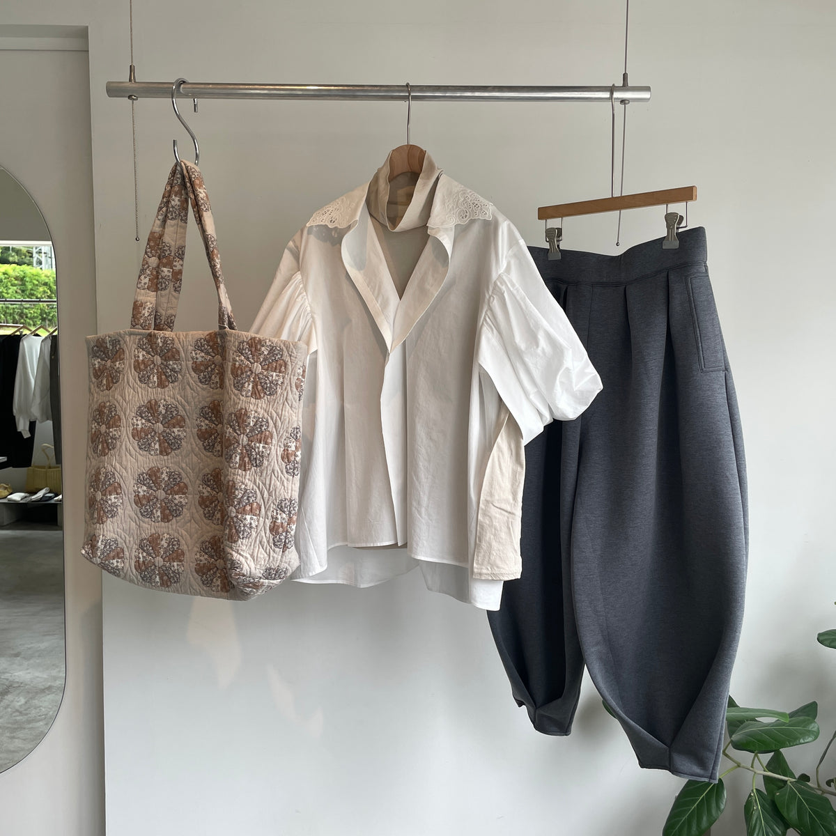 NATIVE VILLEGE//Simple longing 刺繍ギャザースリーブブラウス（off white）