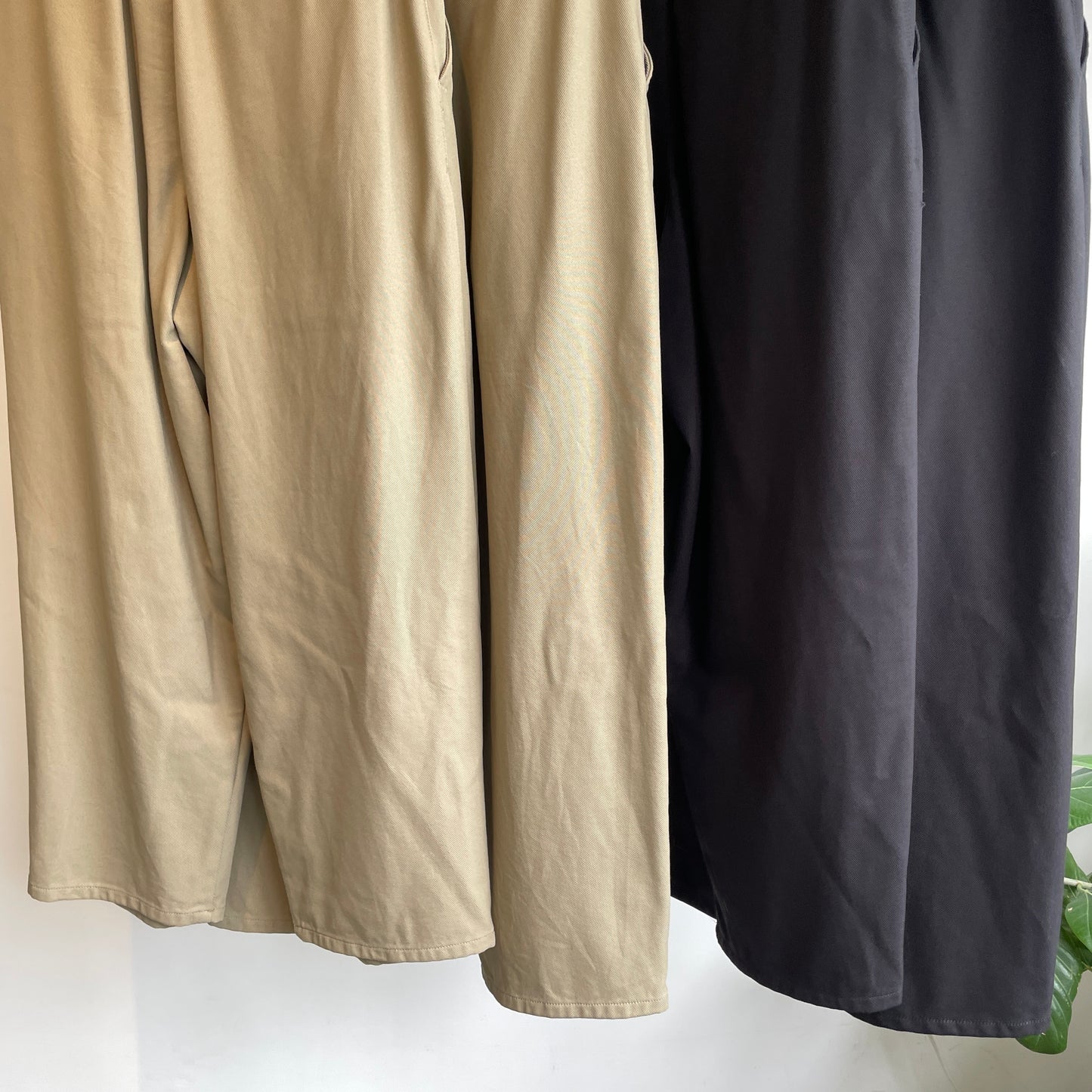 yuni//20/2強撚Cotton twill cocoon tapered パンツ 1701PT006262
