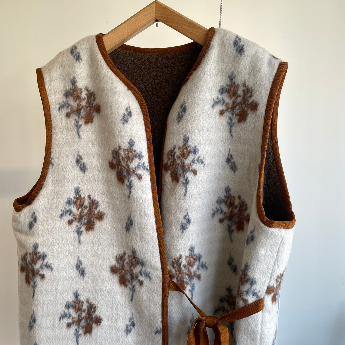 qiri//sarasa raised jacquard ベスト　6301BL006262