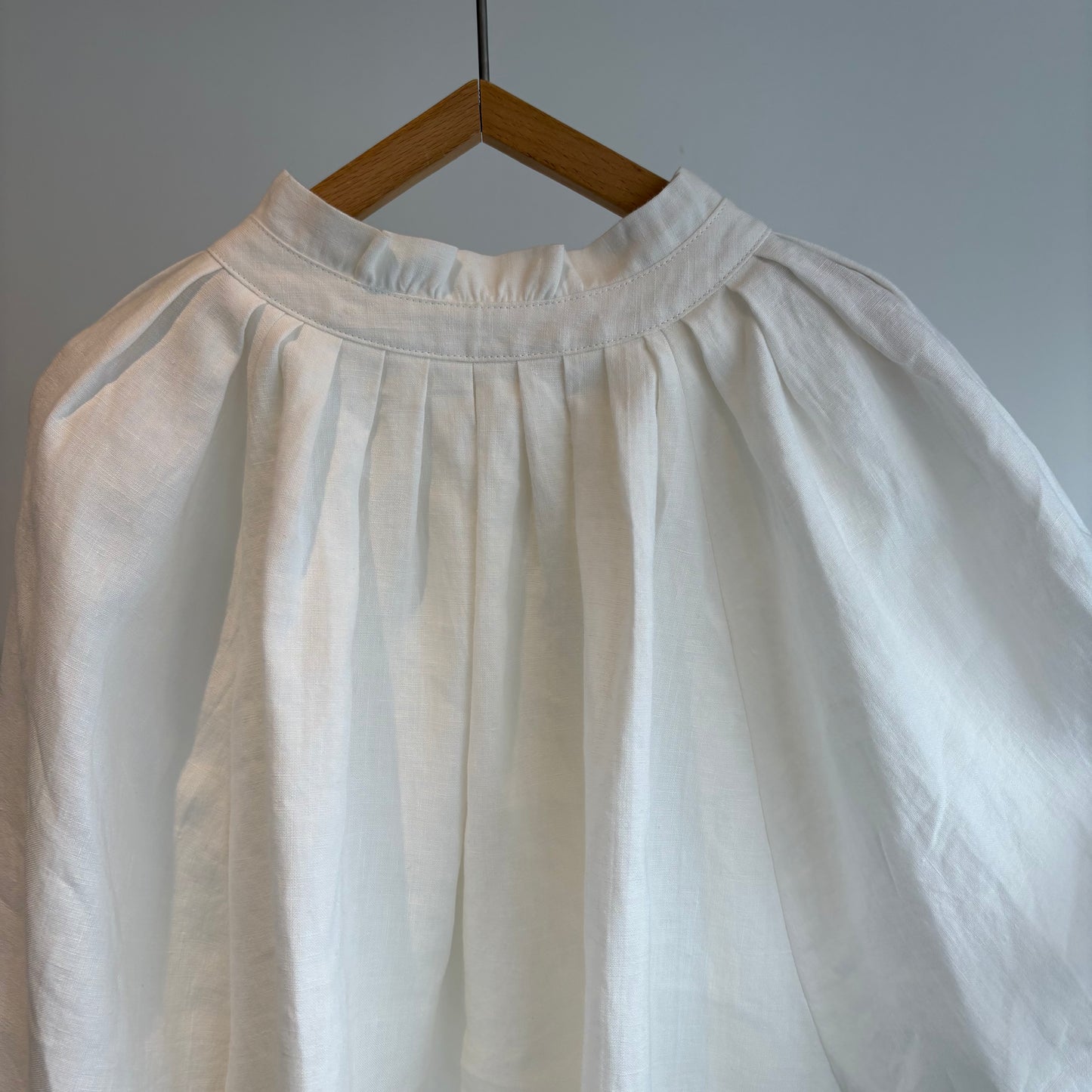 SI-HIRAI// WIDE SLEEVE TACブラウス　CHSS26-7008 FL