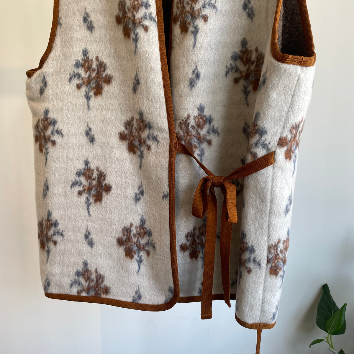 qiri//sarasa raised jacquard ベスト　6301BL006262