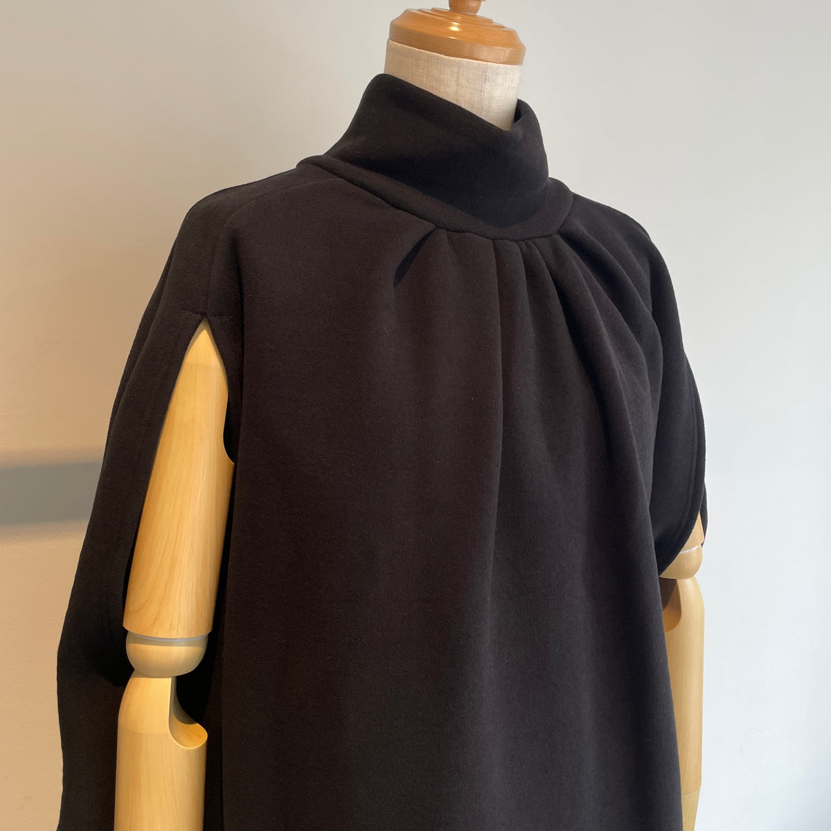 SI HIRAI//SWEATPONCHO  CHAW26-8006