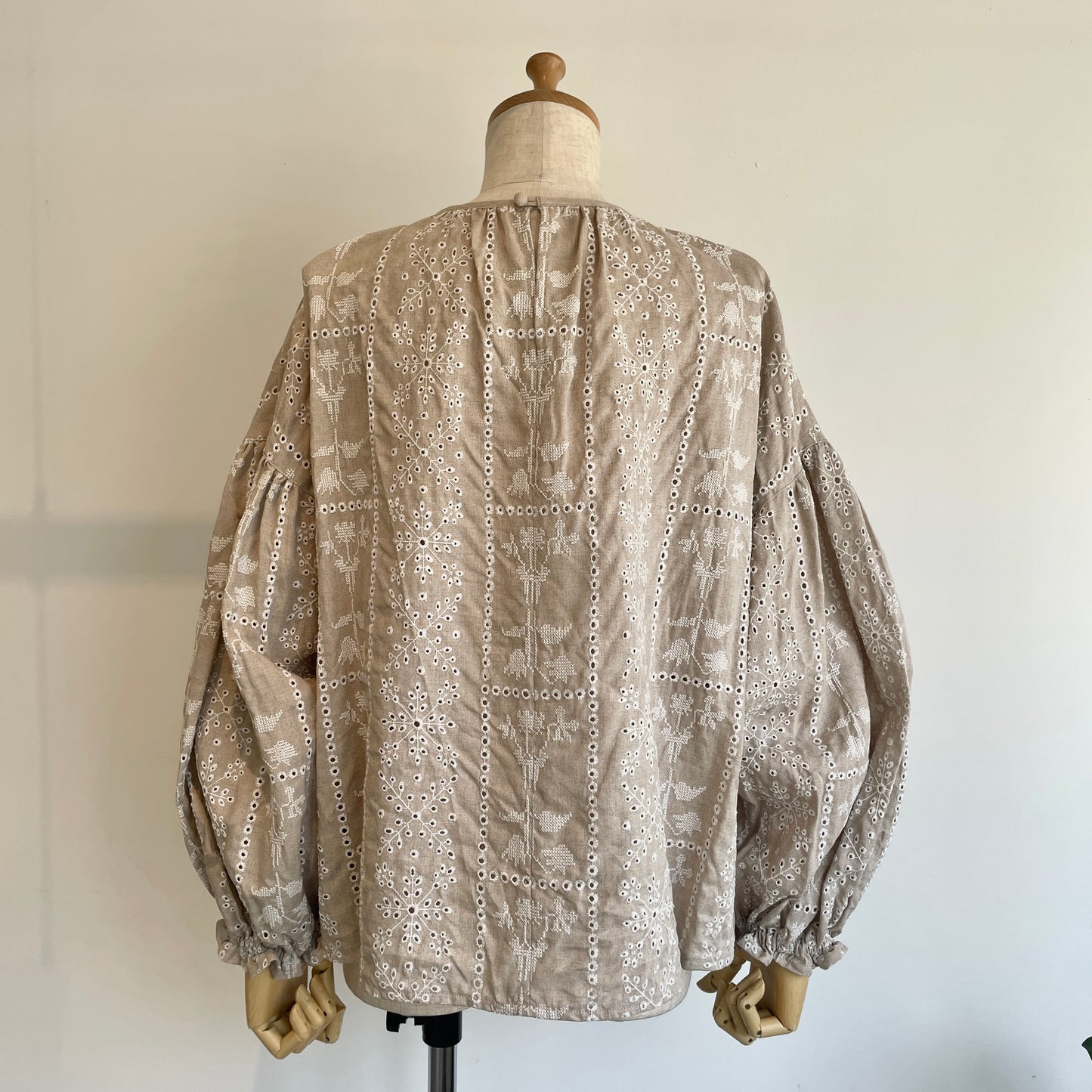 qiri//grow’ embroidery ギャザースリーブブラウス　6301BL005261