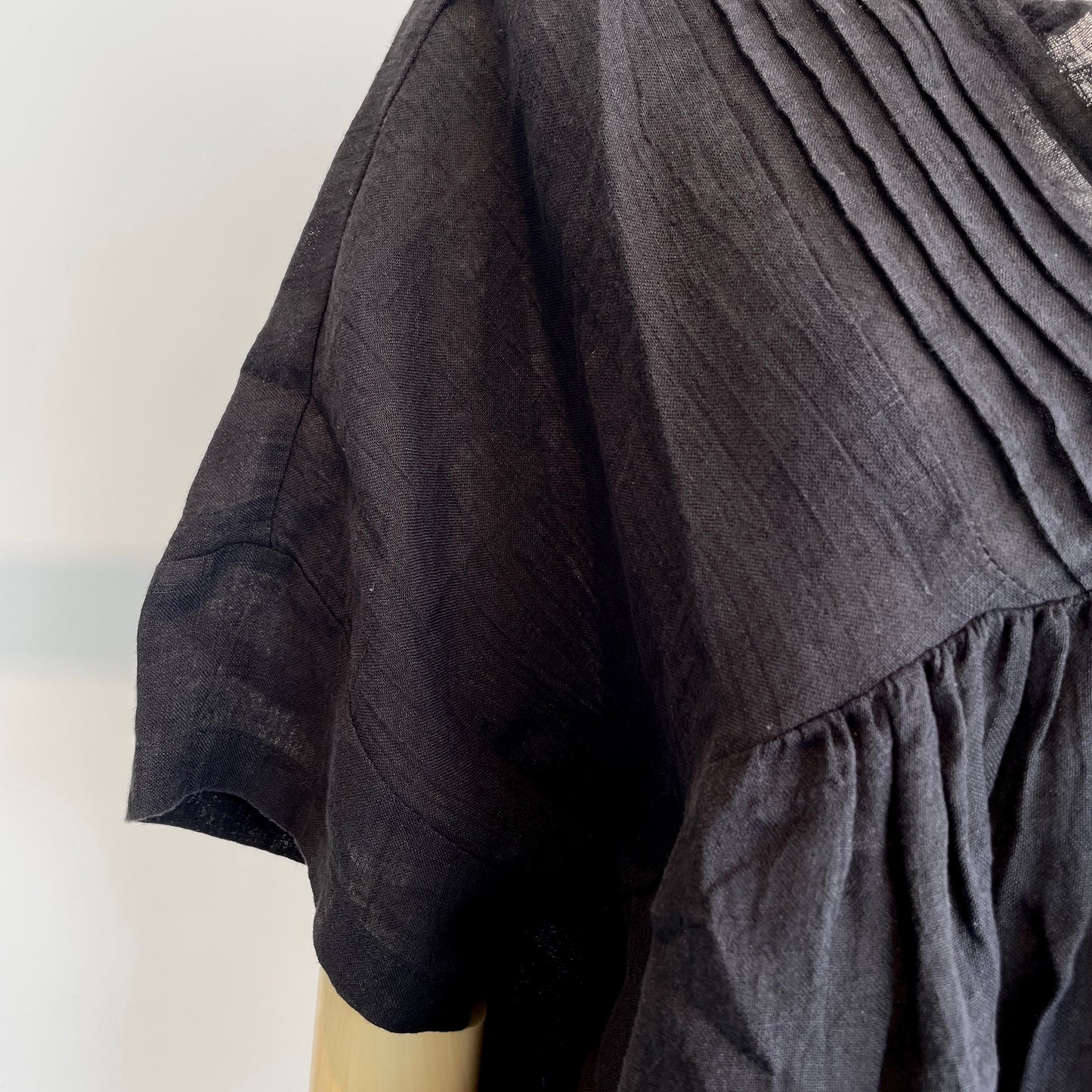 handsofcreation//60/-Linen解撚ワッシャークロスV／NプルオーバーBL 01630638