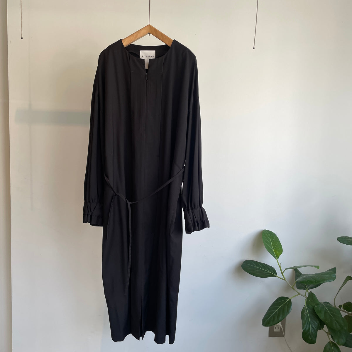 SI-HIRAI //MICRO STRETCH GABA RUBBER CUFF DRESS CHAW24-5018