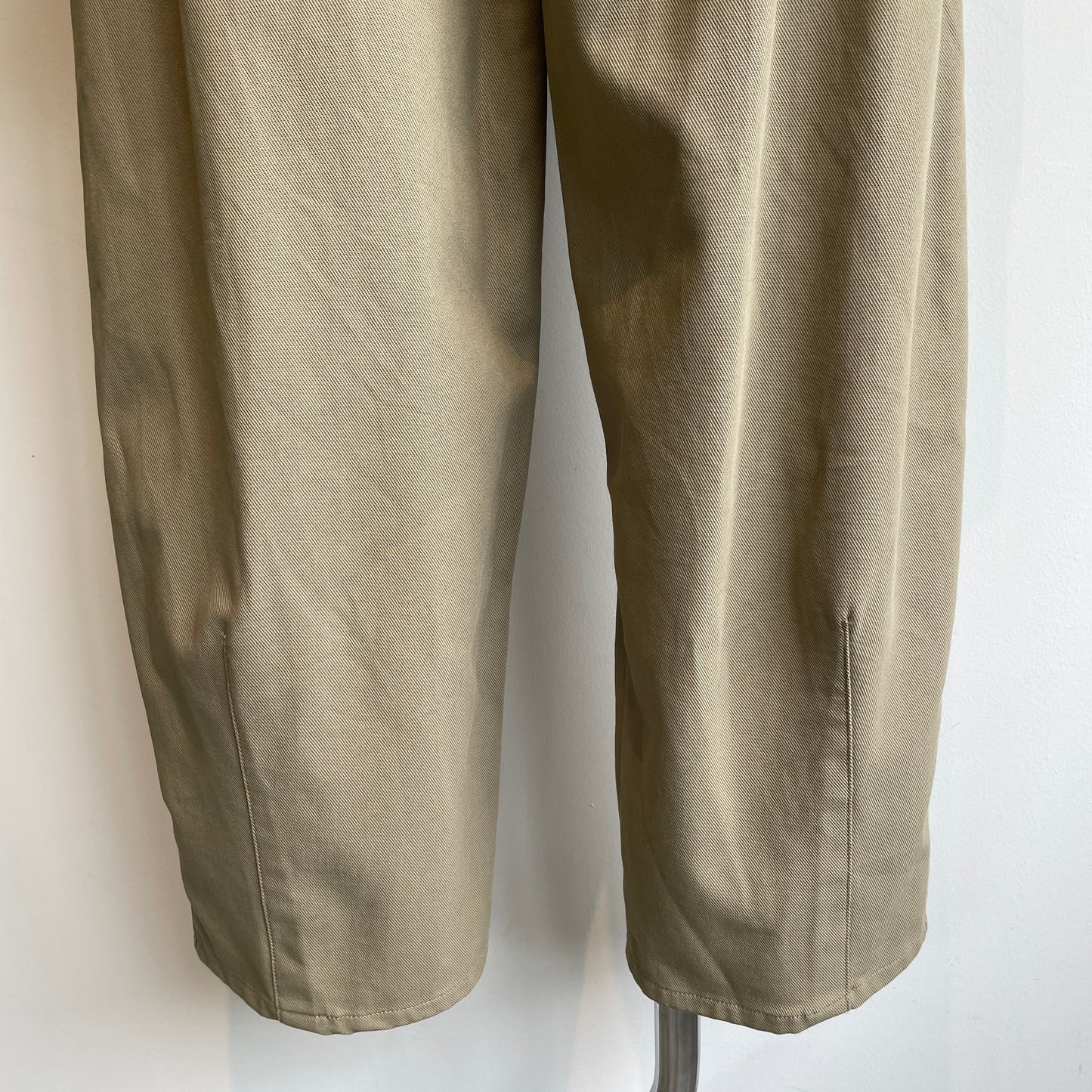 yuni//20/2強撚Cotton twill cocoon tapered パンツ 1701PT006262