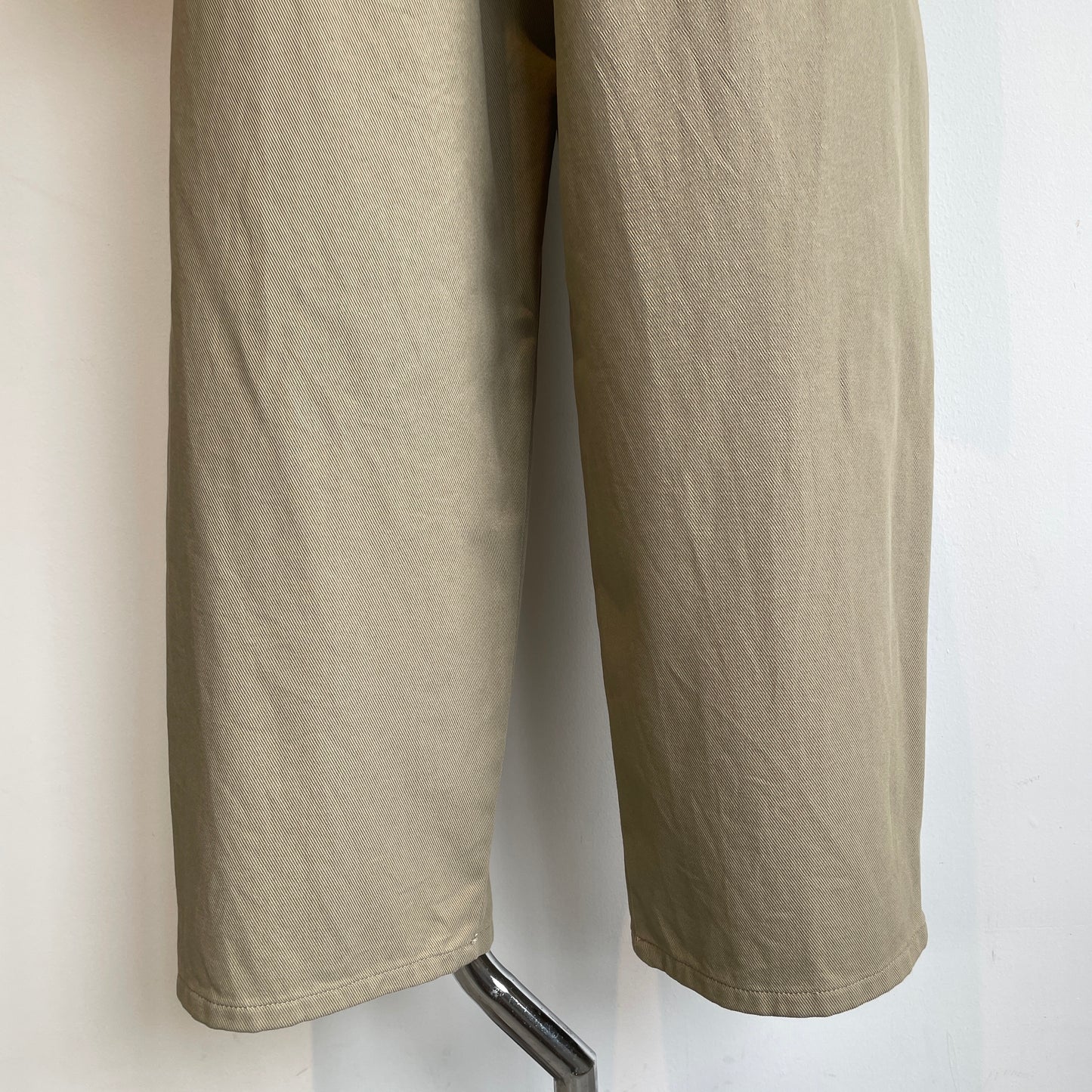 yuni//20/2強撚Cotton twill cocoon tapered パンツ 1701PT006262