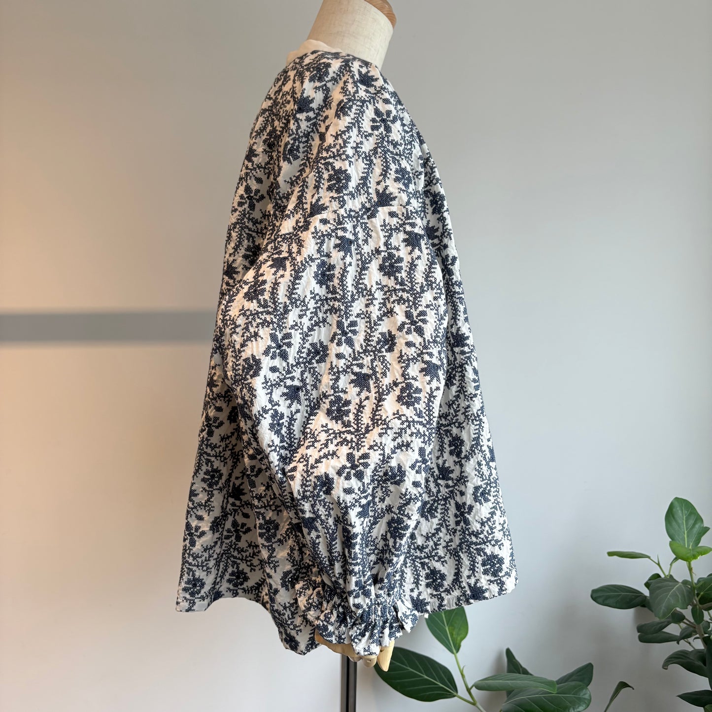 qiri//garden embroidery gather スリーブブラウス
6301BL008262
