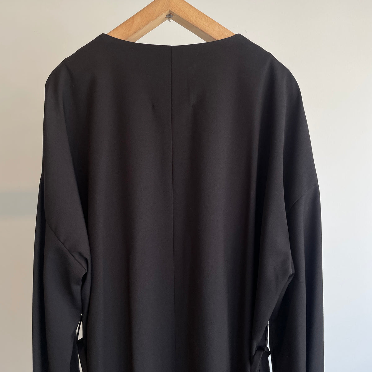 SI-HIRAI //MICRO STRETCH GABA RUBBER CUFF DRESS CHAW24-5018