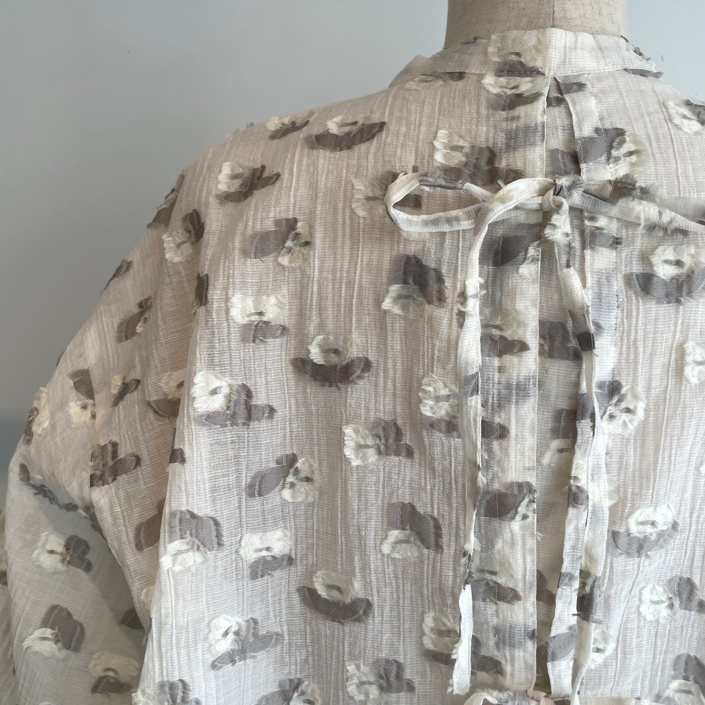 qiri//plie flower jacquard バックリボンブラウス　6301BL008261