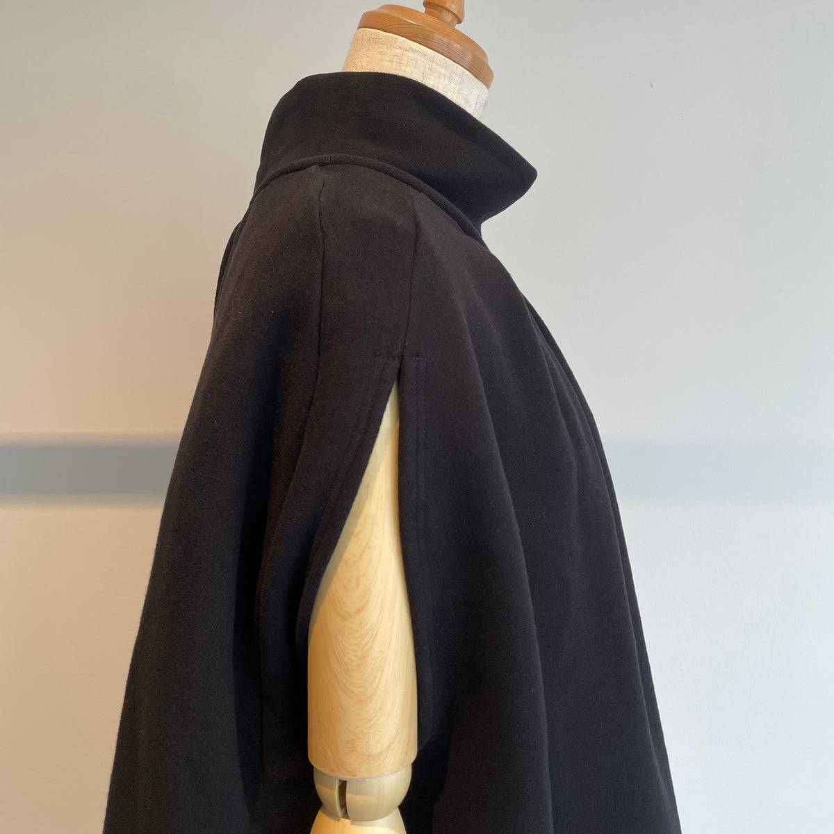 SI HIRAI//SWEATPONCHO  CHAW26-8006