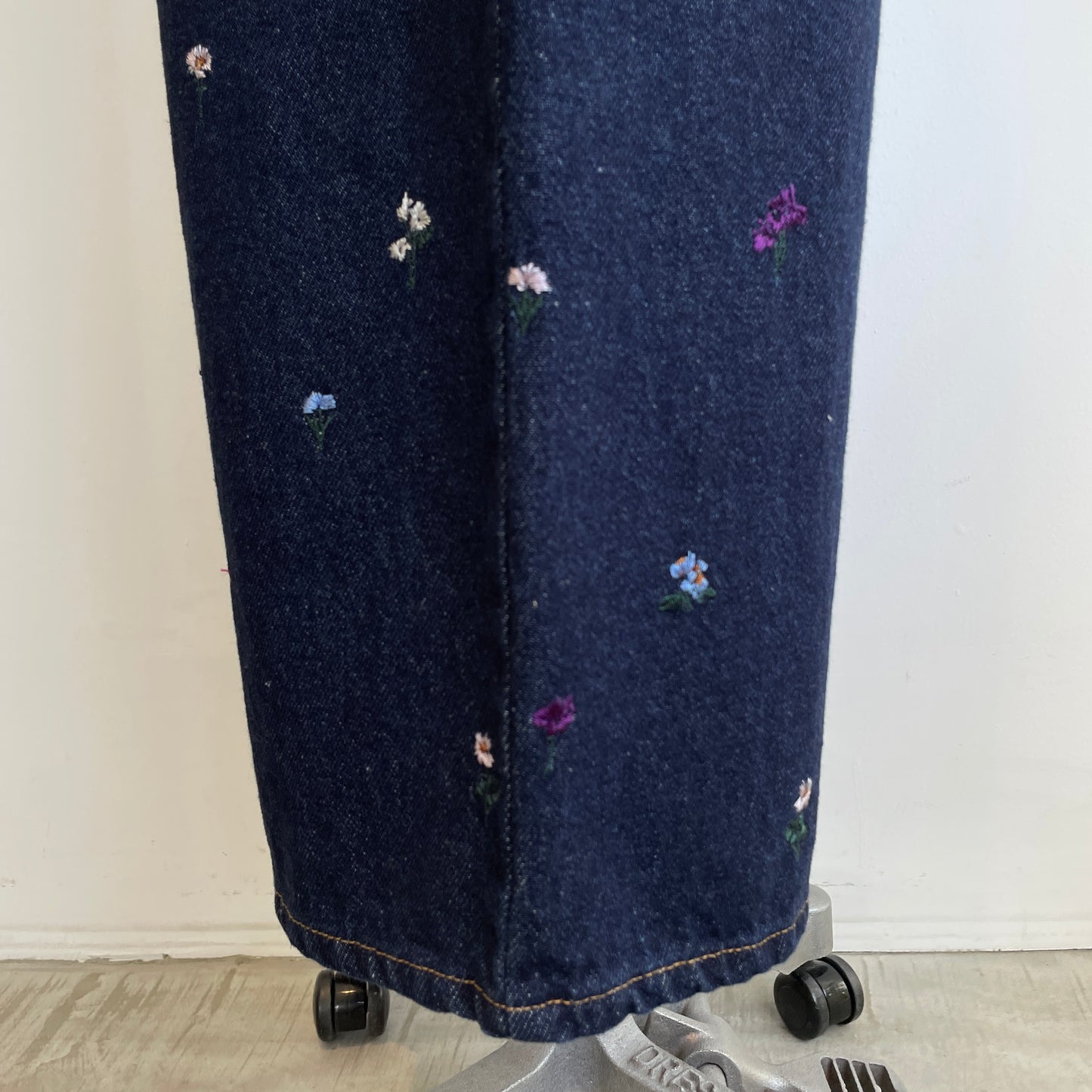 yuni// floral embloidely denim 5pkt back gum パンツ　1701PT006261