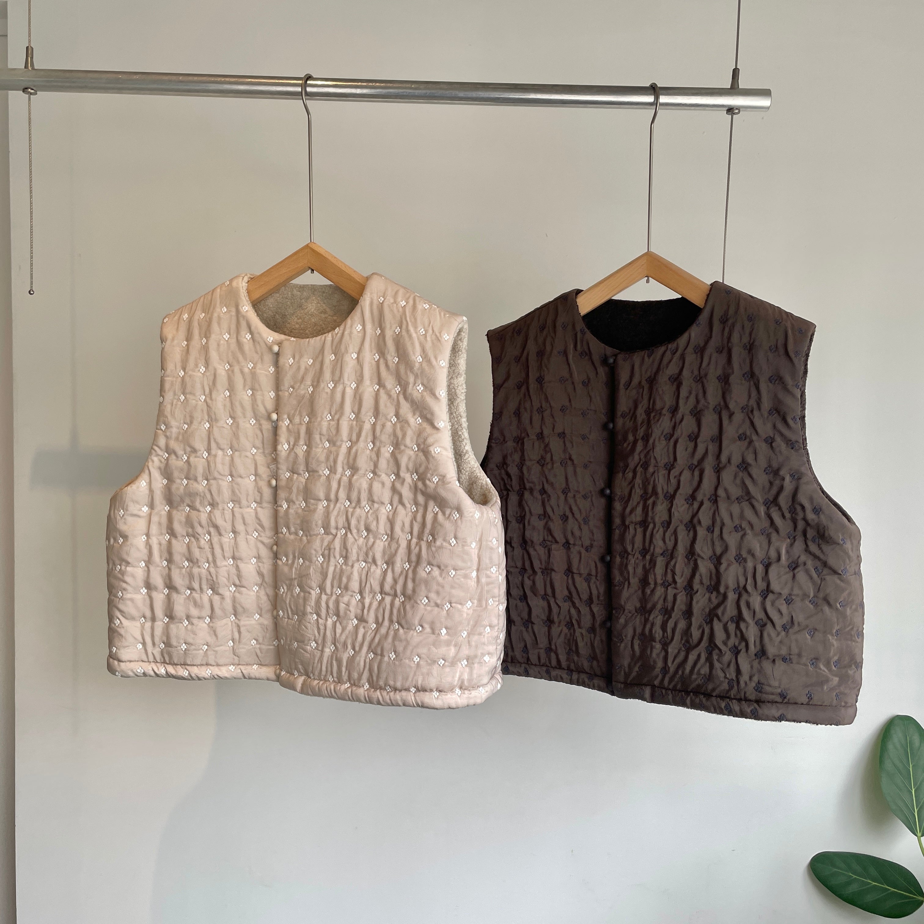 qiri //flower dot quilt jacquard ショートリバーシブルベスト