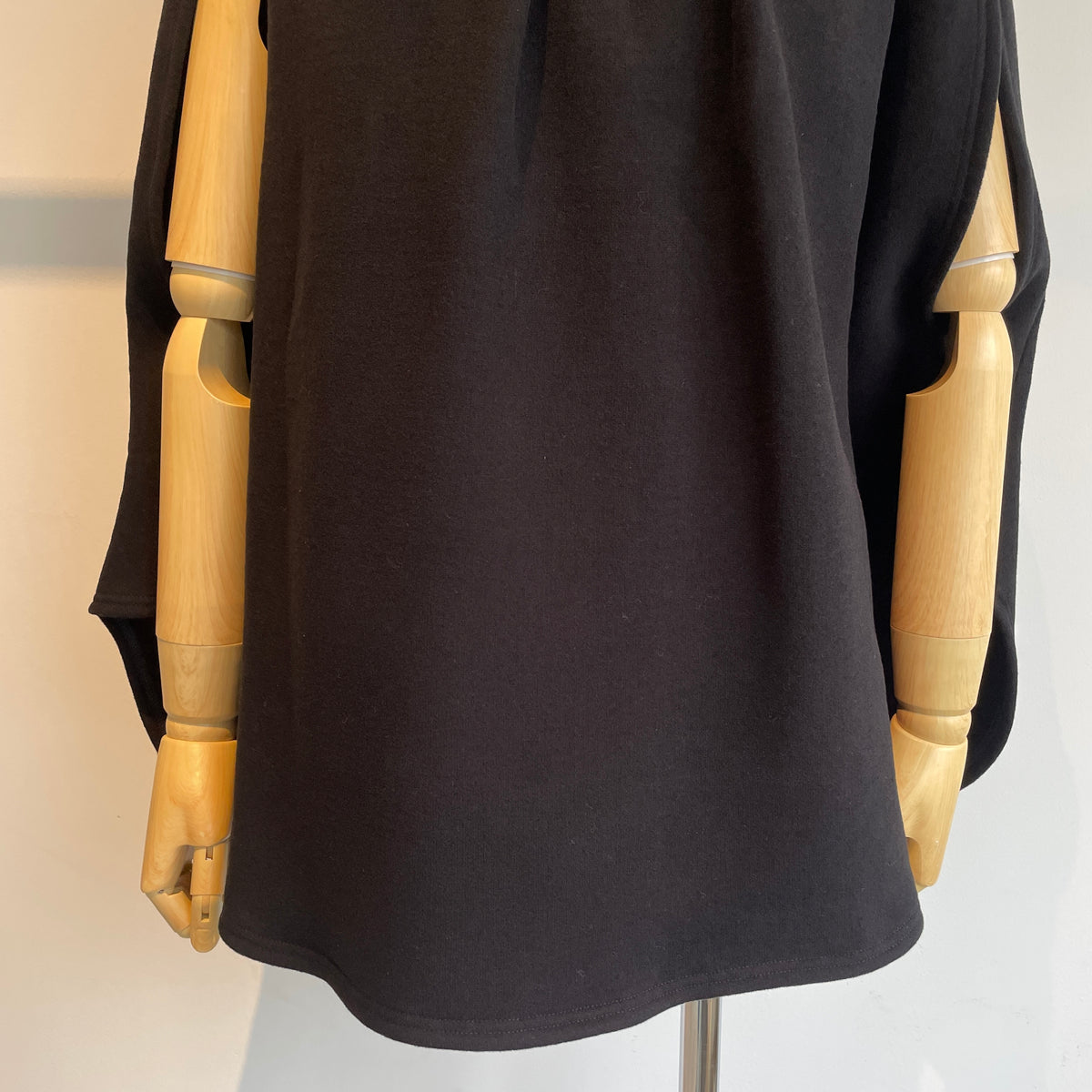 SI HIRAI//SWEATPONCHO  CHAW26-8006