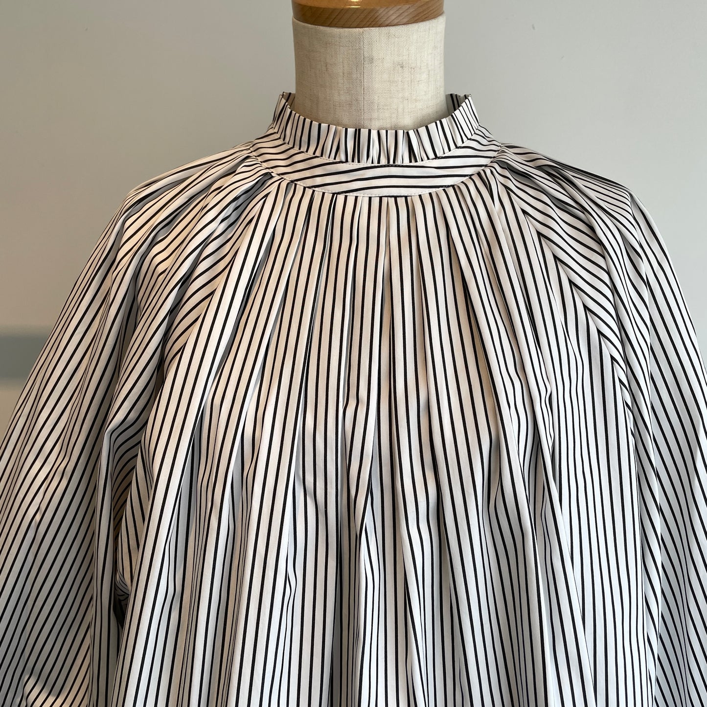 SIHIRAI// WIDE SLEEVE TACブラウスCHSS26-7008