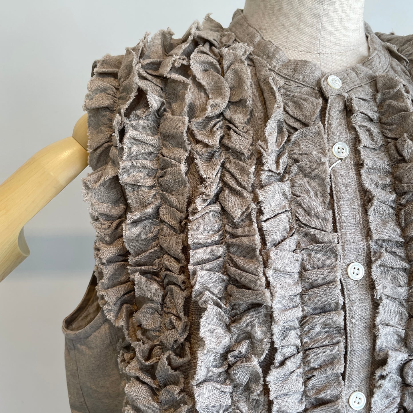 universaltissu//フレンチリネンスリーブレスフリルBL
UT261BL005