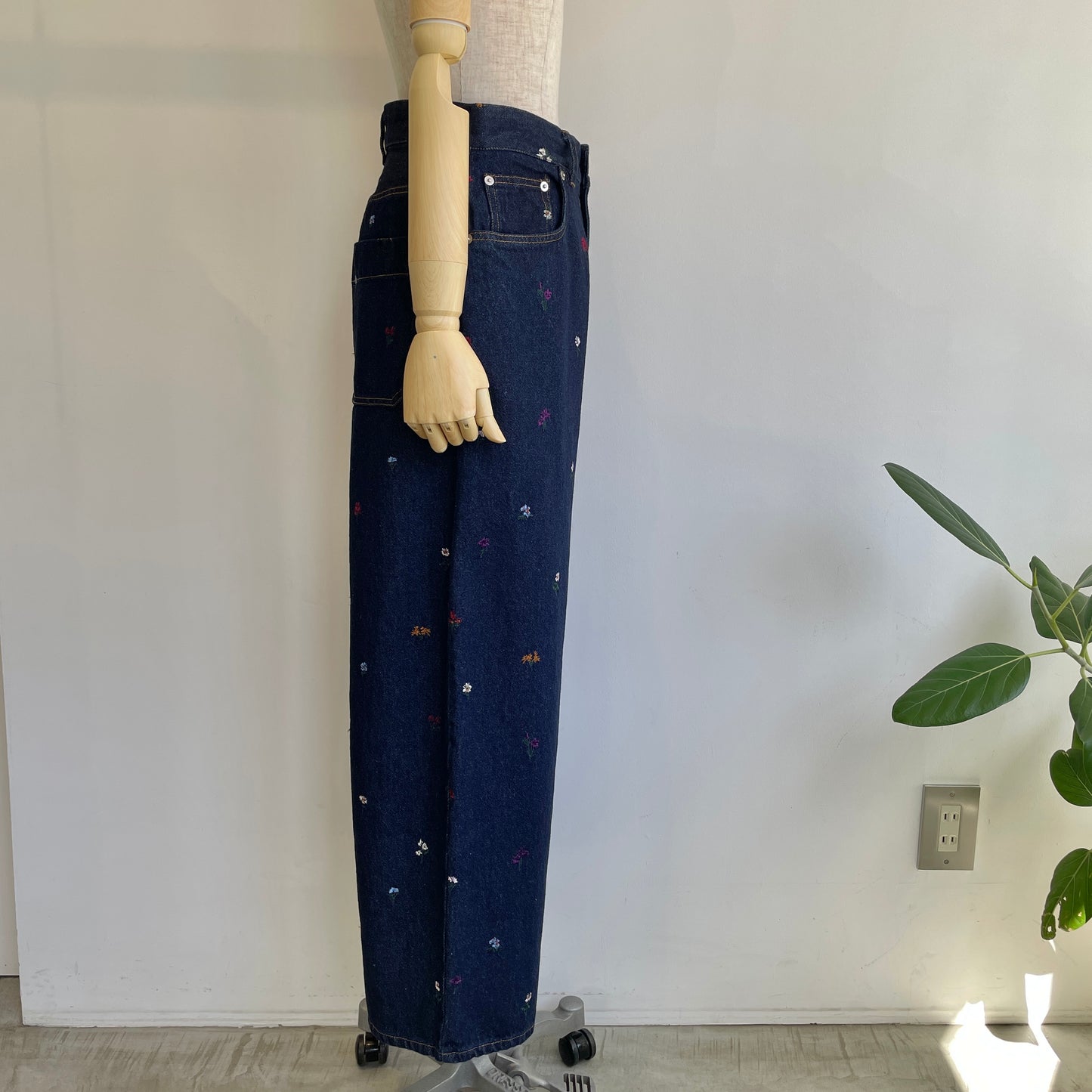 yuni// floral embloidely denim 5pkt back gum パンツ　1701PT006261