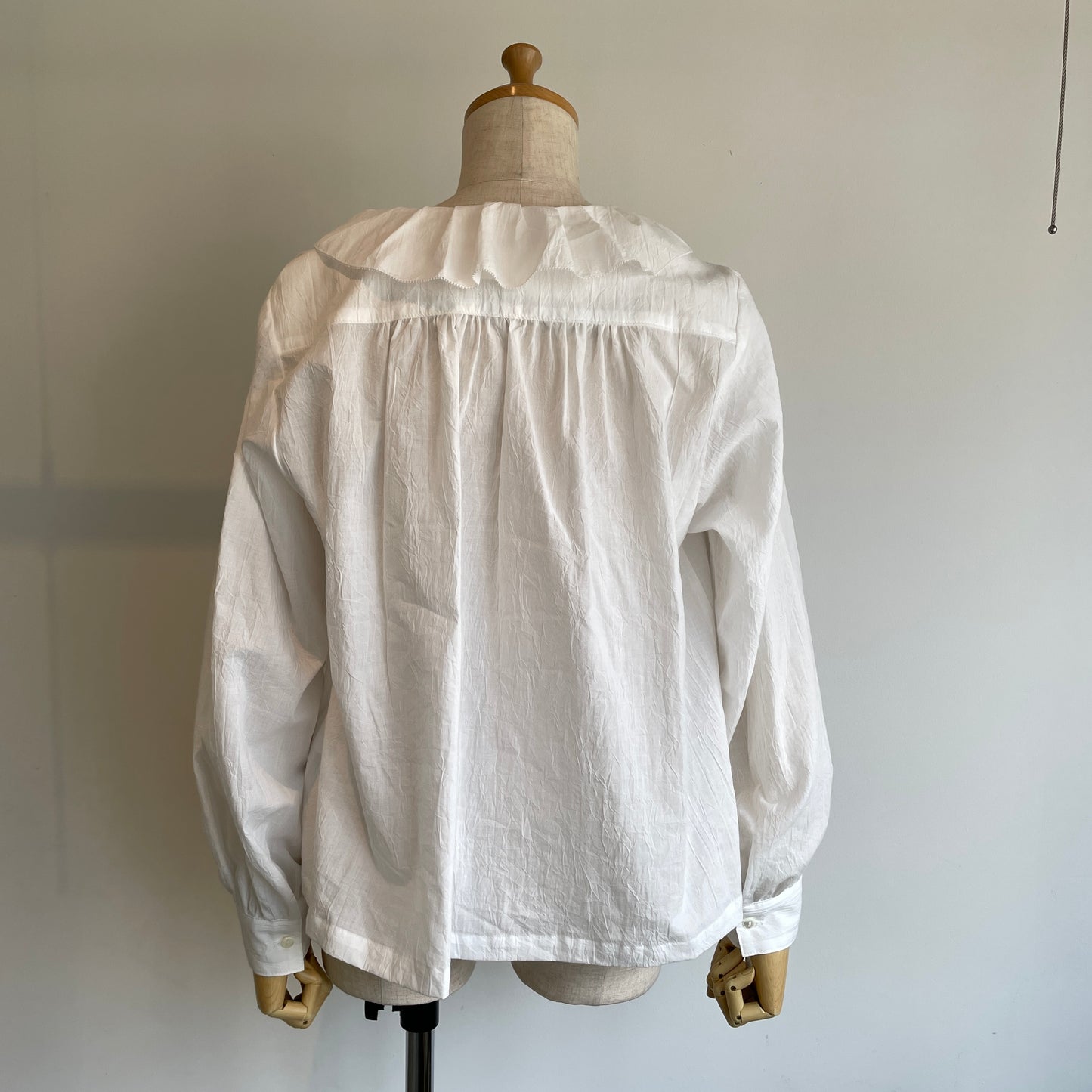 porter des boutons//ラッフルブラウス　P23-1-015-02