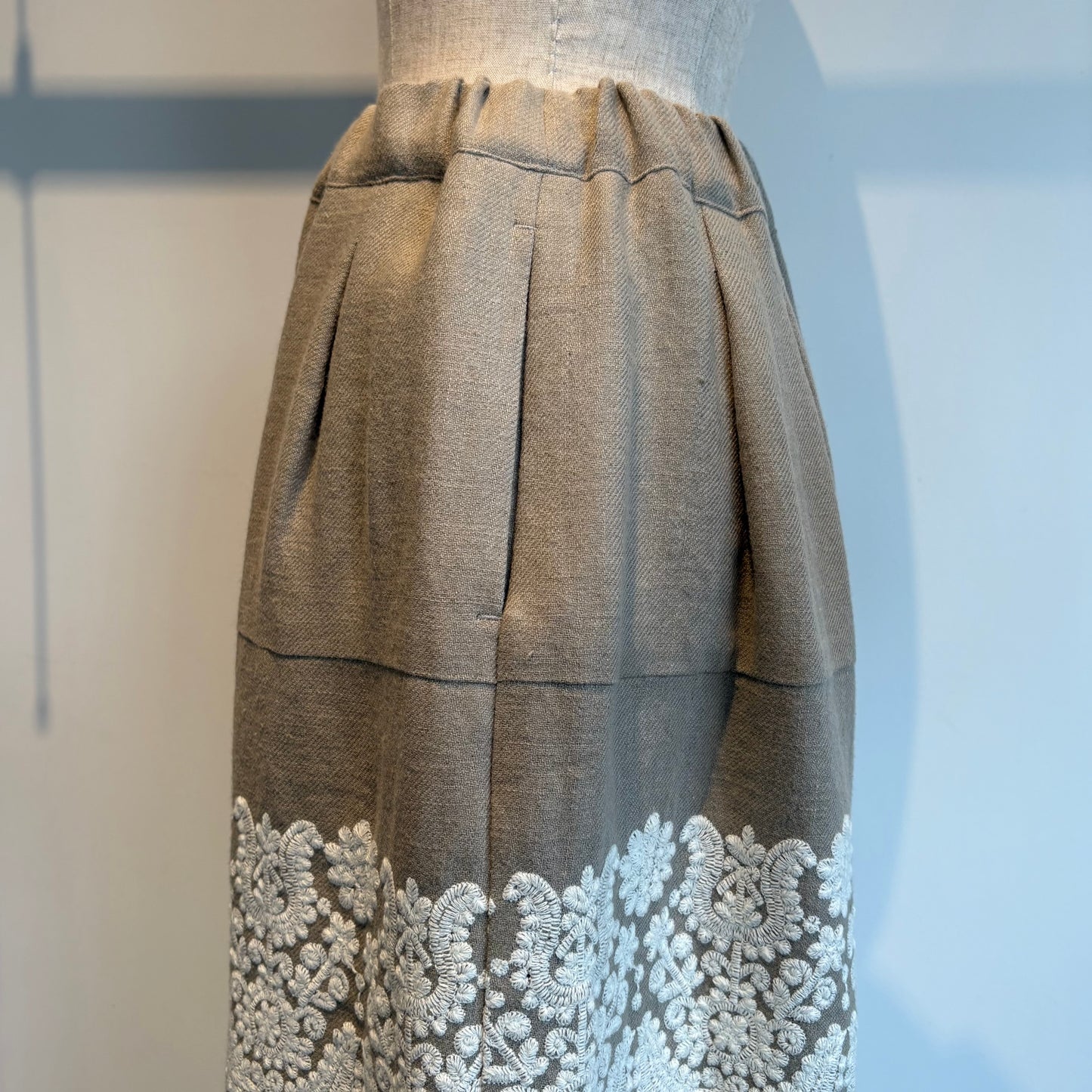 qiri//irásos embroidery cocoon skirt  6301SK003252