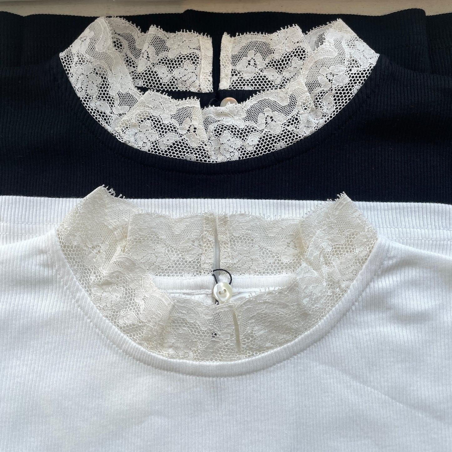 porter des boutons//モックネックレーステレコノースリーブ　P-25103