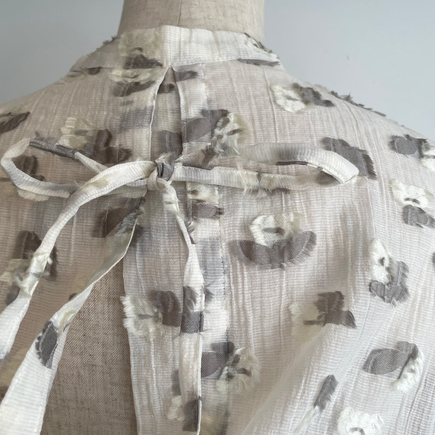 qiri//plie flower jacquard バックリボンブラウス　6301BL008261