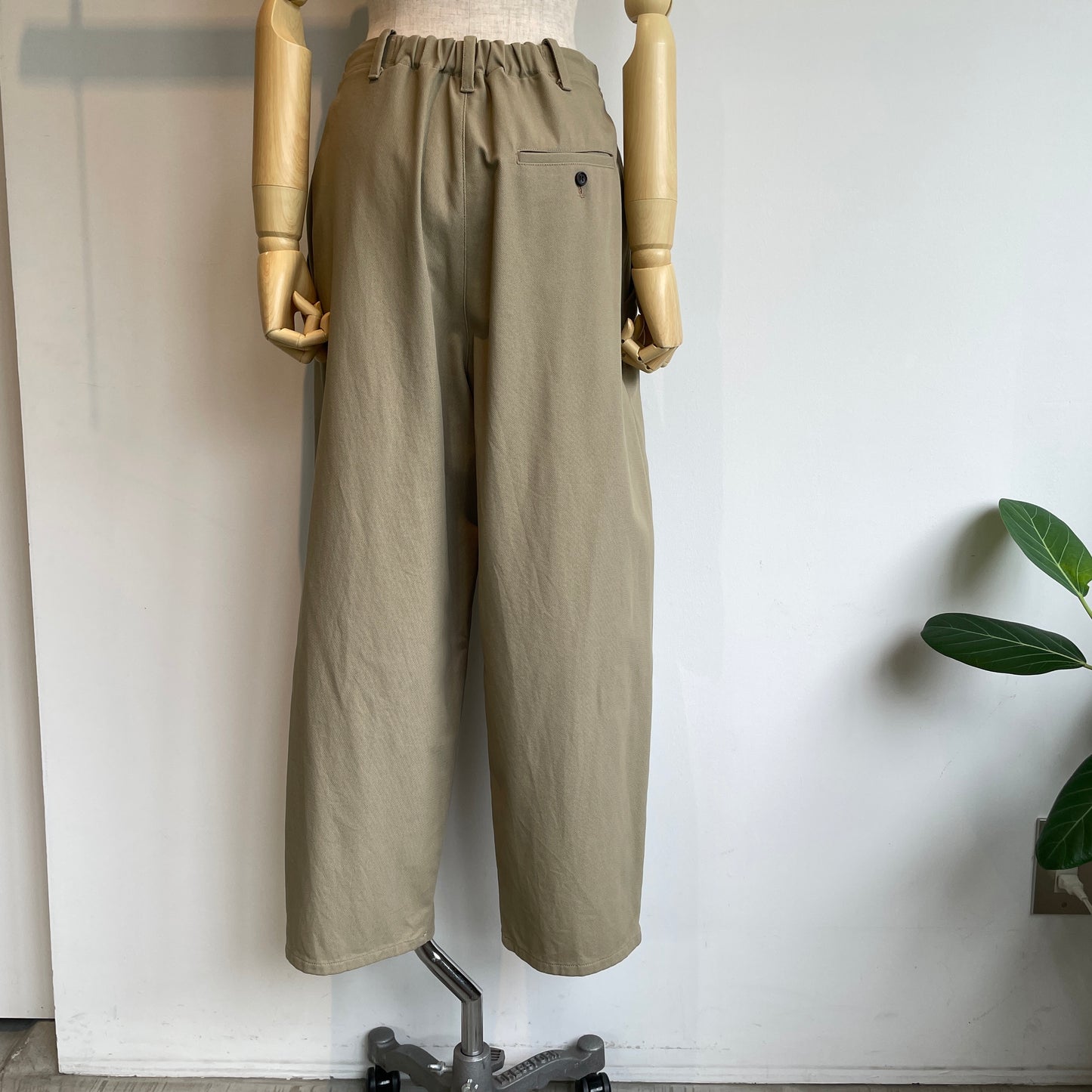 yuni//20/2強撚Cotton twill cocoon tapered パンツ 1701PT006262