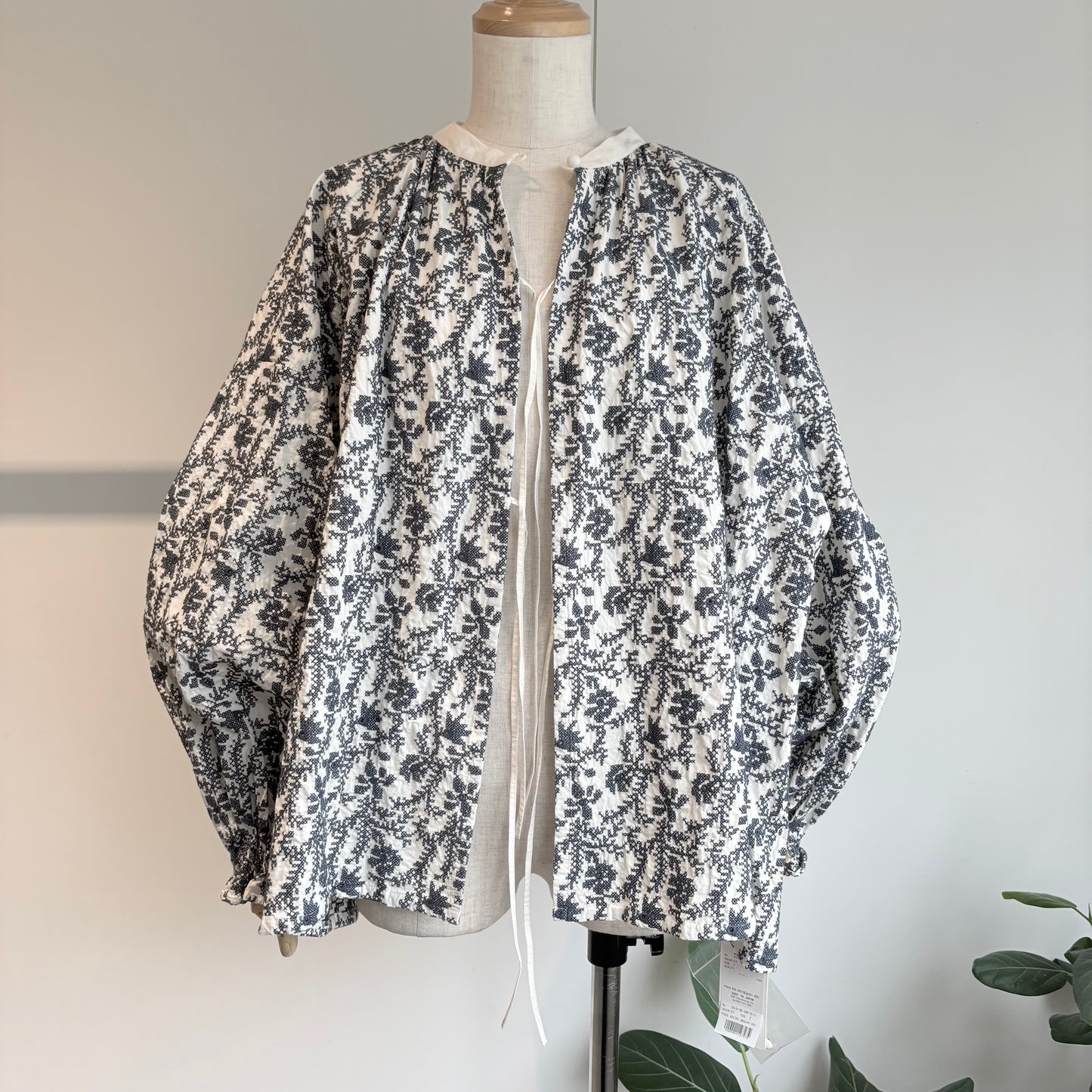 qiri//garden embroidery gather スリーブブラウス
6301BL008262