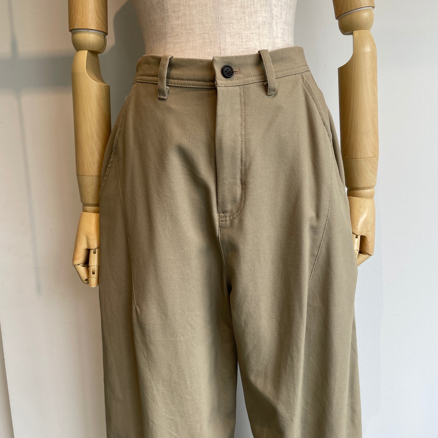yuni//20/2強撚Cotton twill cocoon tapered パンツ 1701PT006262
