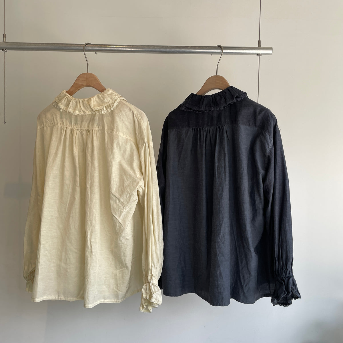 yuni//リサイクルコットンキュプラ ラッフルレースカラーブラウス 1701BL008262