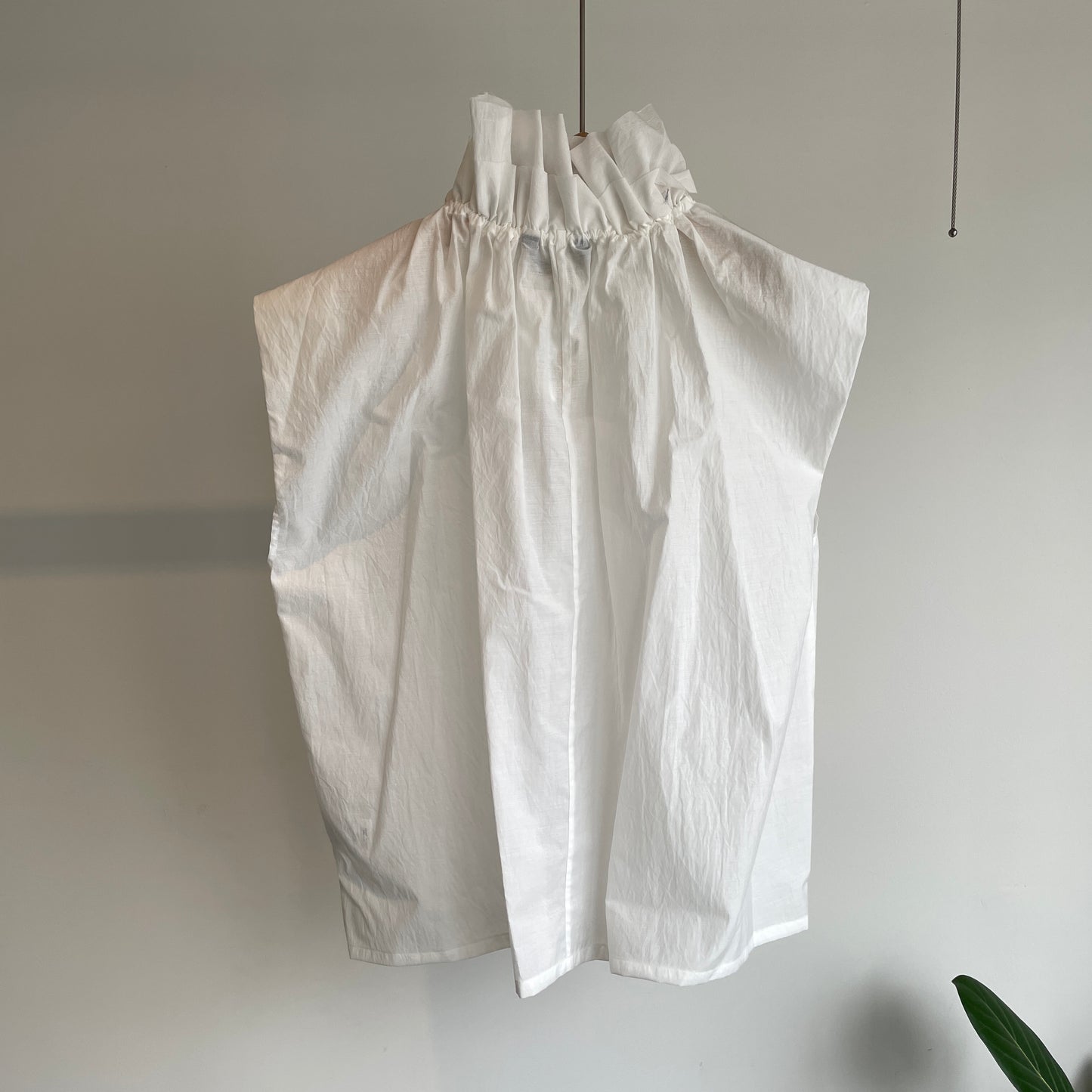 HAVERSACK//エアリーコットンフリルカラーノースリーブシャツ　622628