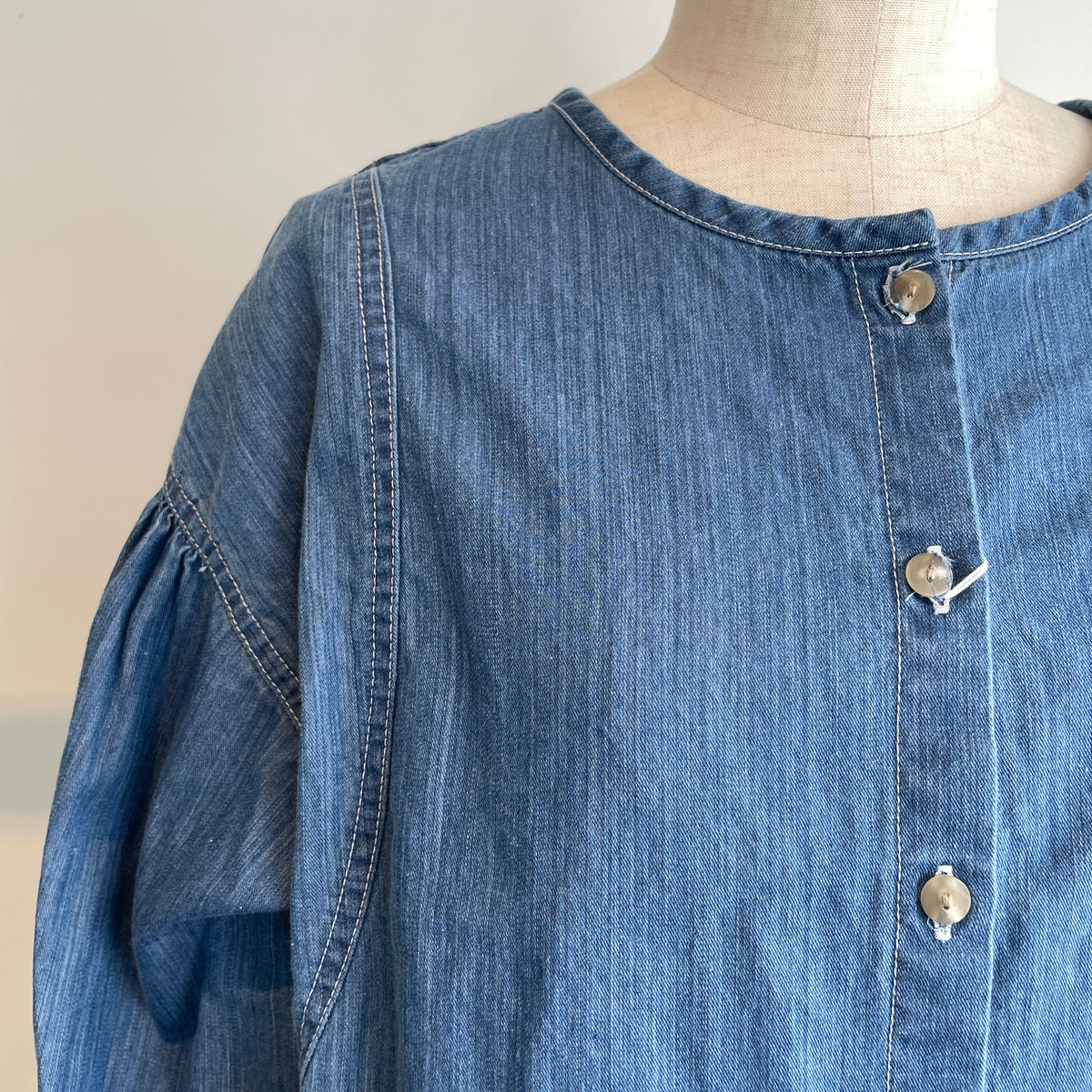 yuni//Cotton denim gathered sleeves ブラウス　1701BL010262