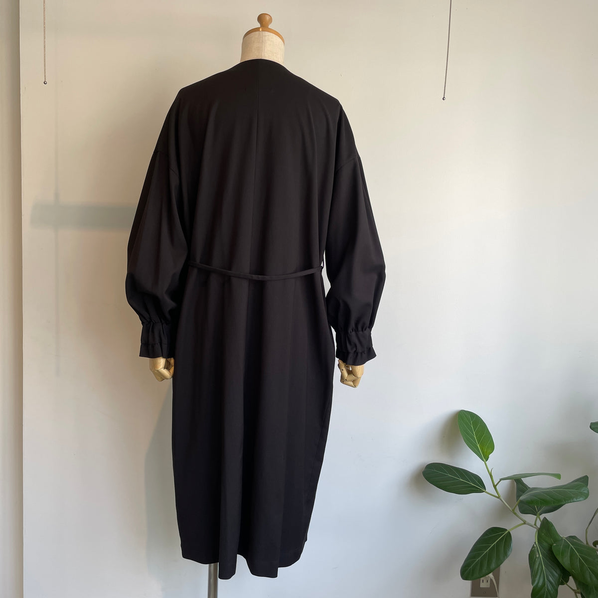 SI-HIRAI //MICRO STRETCH GABA RUBBER CUFF DRESS CHAW24-5018