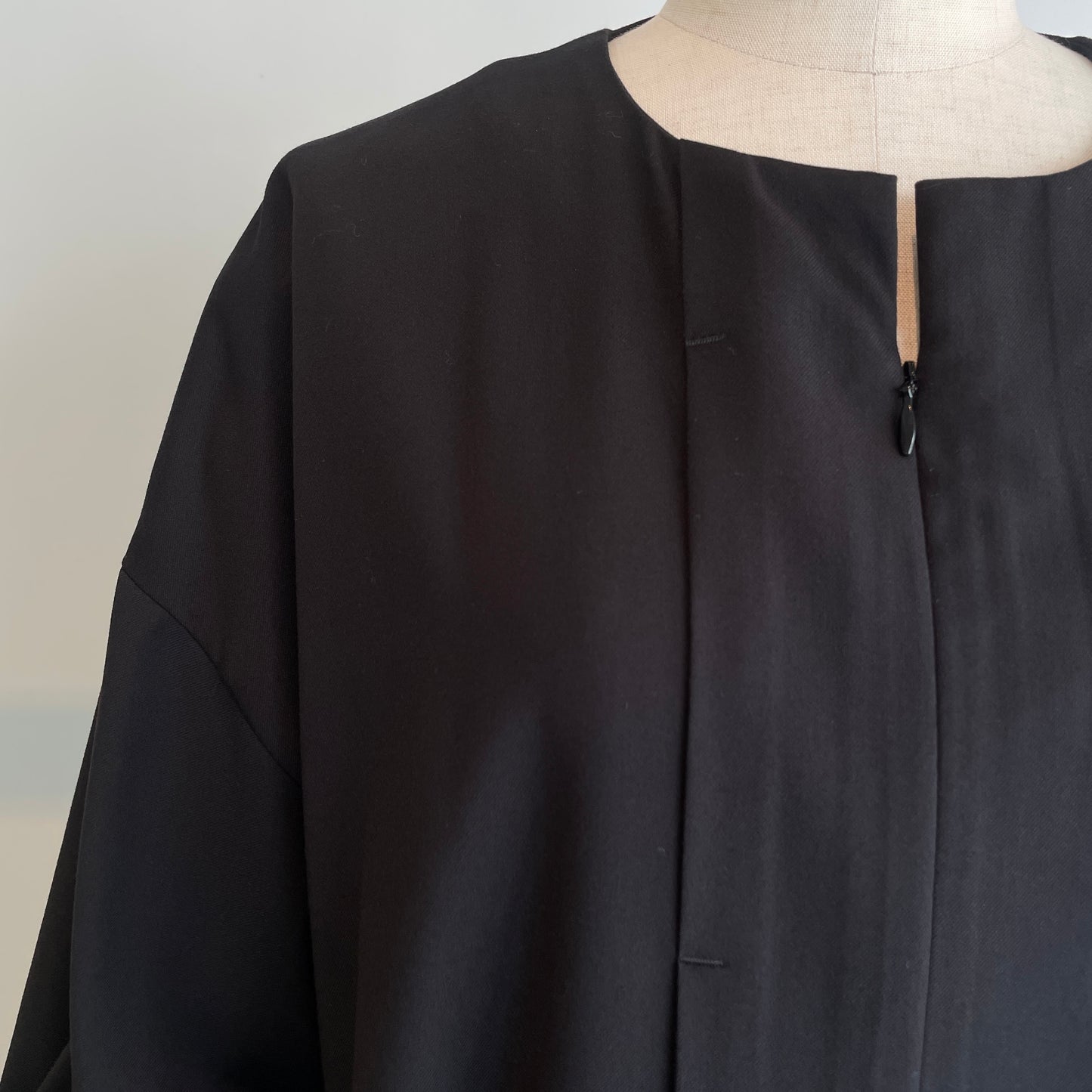 SI-HIRAI //MICRO STRETCH GABA RUBBER CUFF DRESS CHAW24-5018
