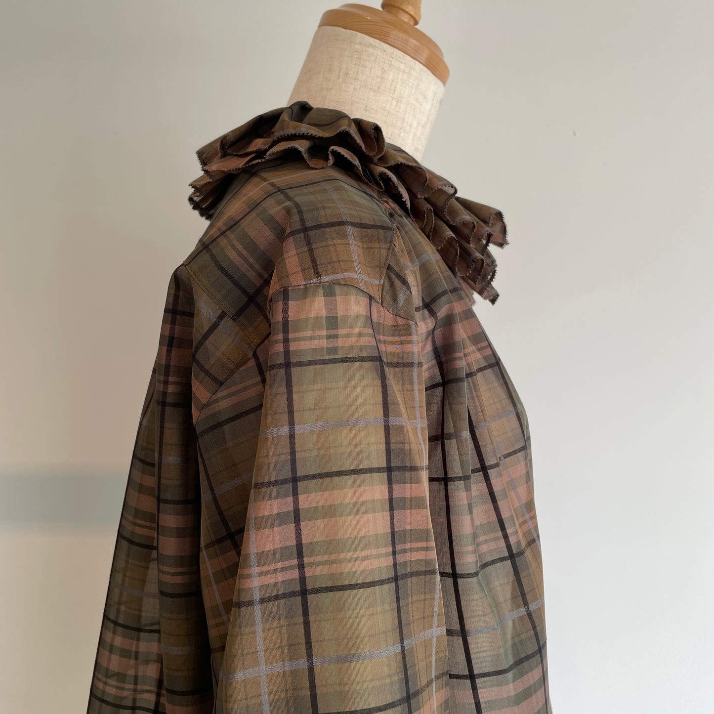 porter des boutons//シアーチェックダブルタックカラーブラウス P-22-1-066