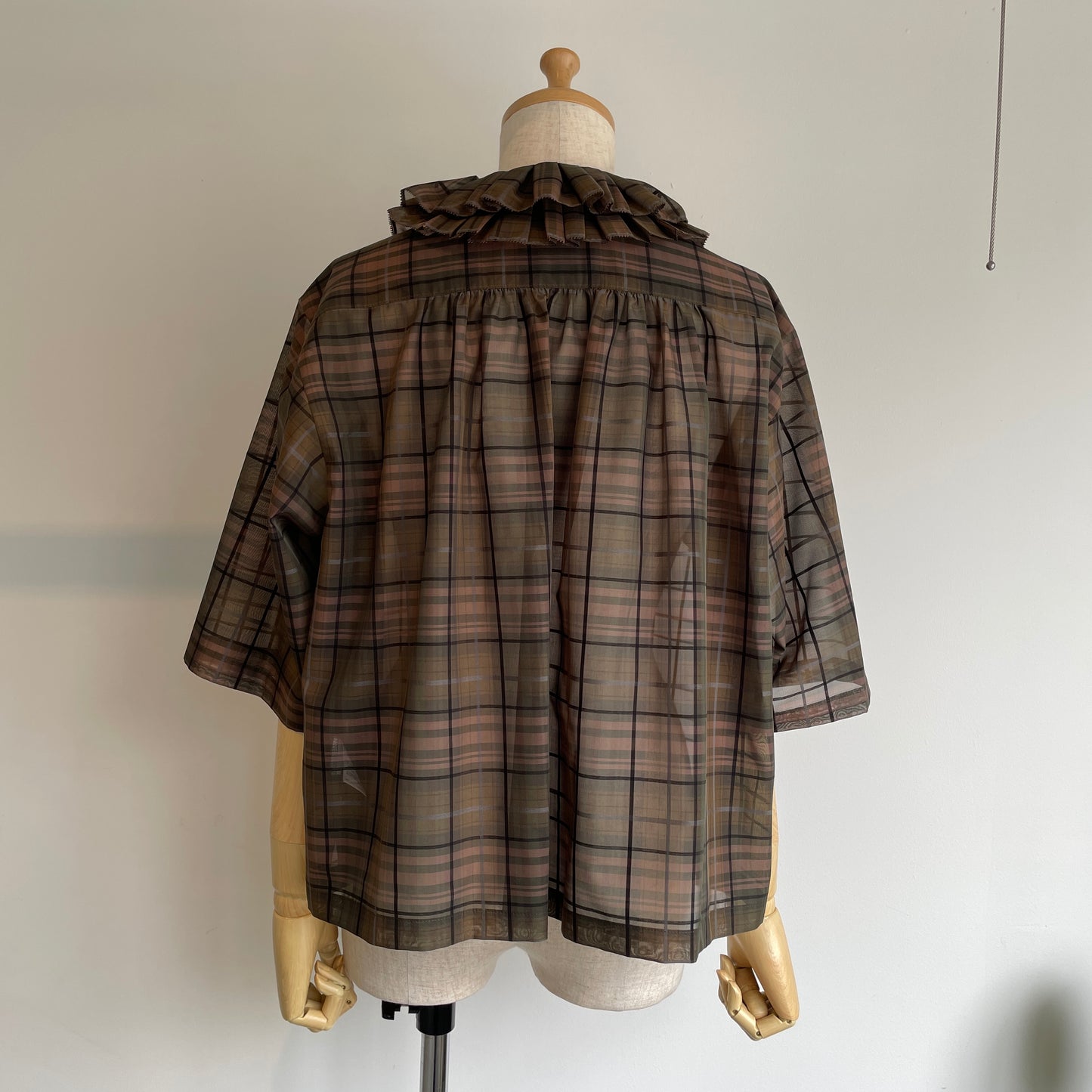 porter des boutons//シアーチェックダブルタックカラーブラウス P-22-1-066