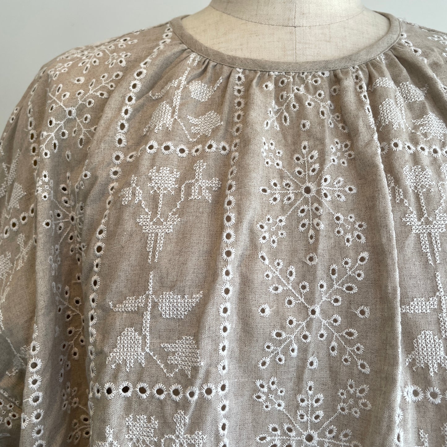 qiri//grow’ embroidery ギャザースリーブブラウス　6301BL005261