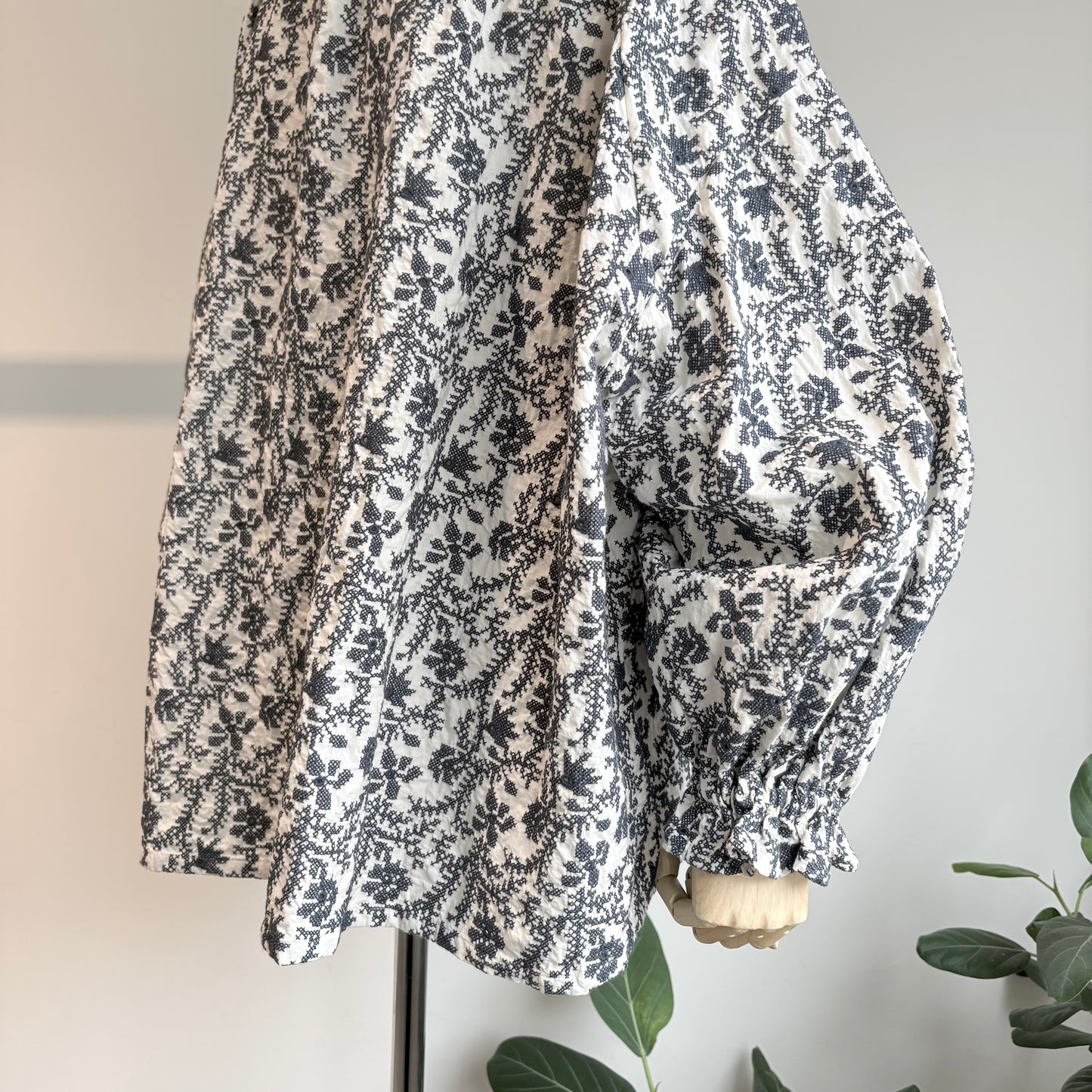 qiri//garden embroidery gather スリーブブラウス
6301BL008262